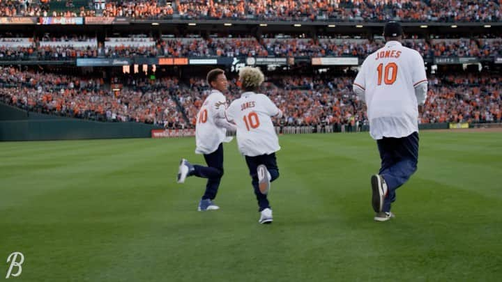 アダム・ジョーンズのインスタグラム：「Birdland’s glad to have you back, @simplyaj10 🥹」