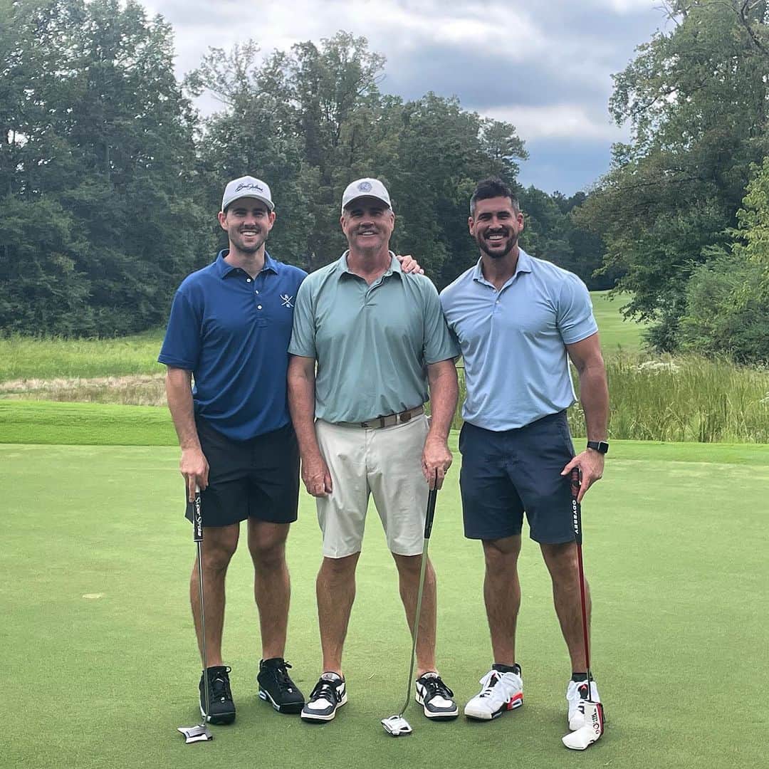 ジョッシュ・マレーのインスタグラム：「Gorgeous day for some golf with Pops and Lil Bro⛳️ Who got next? 😎 Body is finally feeling good, thanks @dr.jlaw @morphwellnessmd 🙏🏼 Mama Murray with photo cred - she played the front 9 💁🏻‍♂️」