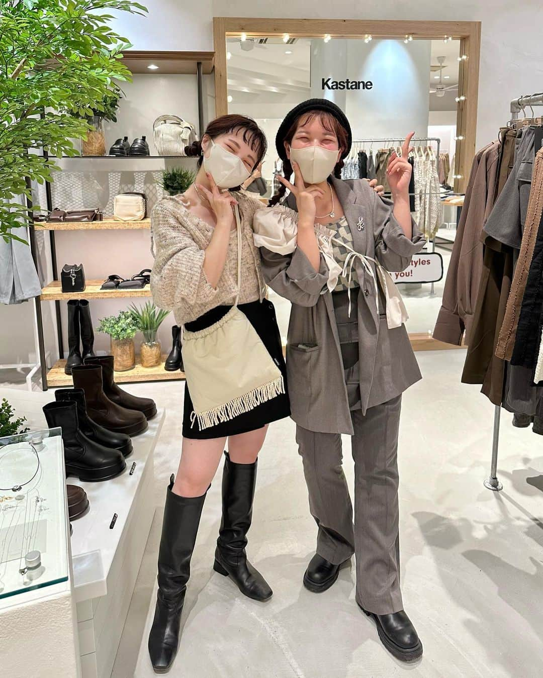 miho uesugiさんのインスタグラム写真 - (miho uesugiInstagram)「鹿児島店オープンしました！！ 朝からたくさんのご来店、誠にありがとうございました😭✨ 待ってました！！！というお声をたくさんいただき、嬉しい気持ちでいっぱいになりました。  そして鹿児島も優しい素敵なお客様ばかりで、とても楽しい時間を店頭で過ごさせていただきました✨ 5年前のSTAND Kastaneに来てくださったお客様もいらっしゃり感無量です。。  ㅤㅤㅤㅤㅤㅤㅤㅤㅤㅤㅤㅤㅤ 昨日の夜投稿する予定が力尽きて今に至ります💤 今日もご来店を楽しみにお待ちしております☺️🎊 ※ノベルティ全色ございます！！  ㅤㅤㅤㅤㅤㅤㅤㅤㅤㅤㅤㅤㅤ#Kastane#Kastane_ootd#骨格ウェーブ#イエベ春#コーディネート#今日のコーデ#コーデ#大人カジュアル#カジュアル#ロングヘア#オン眉#30代ファッション#30代コーデ#カスタネ#低身長#低身長コーデ#秋#秋コーデ#ニット#カーディガン#お揃い#お揃いコーデ#スラックス#ジャケット#ロングブーツ#鹿児島#アミュプラザ鹿児島#九州#鹿児島駅#kastane_knit」9月16日 8時08分 - uepoooning