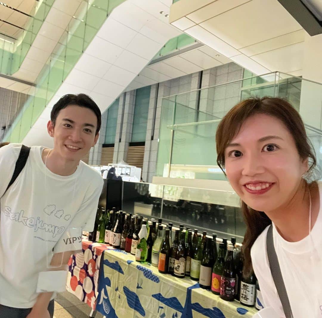 石川奈津紀さんのインスタグラム写真 - (石川奈津紀Instagram)「【若手の夜明け】 現在、大手町で開催中の 「若手の夜明け」。 いま勢いのある熱い蔵が集まり、日本酒やクラフトサケなどを楽しむことができます！ 今回、日本酒ガイドツアーを担当させていただきました。 私は、味はもちろんですが、造り手や蔵のバックグラウンドを知っていっそう好きになるタイプで。 「この蔵のこんな想いをぜひ知ってほしい」というのをたっぷりお伝えしました。 普段飲みながらそんな話聞くのはちょっと暑苦しいかもしれないけれど、ガイドなので思う存分語らせていただき、 「知れて良かった」 「このお酒知らなかったけど、おいしい！」 そう言ってもらえて、本当に本当に嬉しかったです。 アナウンサーの志望動機も、実は 「こんなにいいものがあるから多くの人に知って欲しい！」という想いで、私が伝えるんだと思って志したのを思い出しました。 思わず原点に帰れた気分です。 ちなみに、今日16日のガイドも、私が知る限りプロフェッショナルで熱い日本酒愛を持ったみなさんがつとめますので、 ぜひぜひ当日飛び入り参加もおすすめです。 そして「え、いいの？」ってなるくらいお得です。 追加コイン買うのもいいけど、ぜひガイドツアーもご検討ください🫶 長くなりましたが、参加者のみなさん、 蔵のみなさま、ありがとうございました！ たっぷり喋ったあとのリポDが沁みた🥹 * #若手の夜明け @sakejump  #吾有事 #奥羽自慢  @oujiman  #きき酒師アナウンサー」9月16日 8時08分 - natsukiishikawa1011
