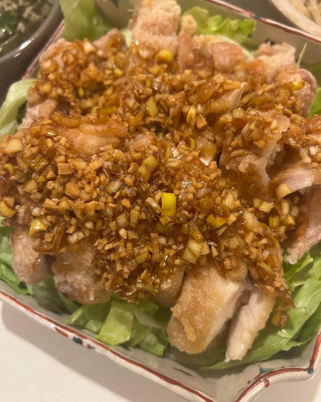 甘糟記子さんのインスタグラム写真 - (甘糟記子Instagram)「中華料理教室の日の夕飯！ 元々メインは油淋鶏のつもりだったので、それに合わせてさっそく料理教室で習ったものを作りました(≧∀≦)  セロリは小松菜に変えて白子と餡掛け。 あとは海苔と卵のスープね(๑>◡<๑) おまけでモヤシのナムルと豊洲から取り寄せたクラウンメロン\(//∇//)\ 海苔のスープはしけってるやつや、余った海苔でもいいと言うので、ちょうど手巻き寿司で残ってた海苔を使用。 スープに入れるとすごく美味しくて、これからは余った海苔はコレだな(๑˃̵ᴗ˂̵)  気がつけば、なんか赤系がなくて寂しい色合いですが（笑） 美味しくいただきました！  最後のはもちろん次の日の弁当も油淋鶏ってやつ(〃ω〃) 汁気のあるものはどんぶり弁当に入れるようになりました！  #甘糟ご飯#おうちご飯#家ご飯#夕飯#油淋鶏#海苔のスープ」9月16日 8時10分 - norihey924
