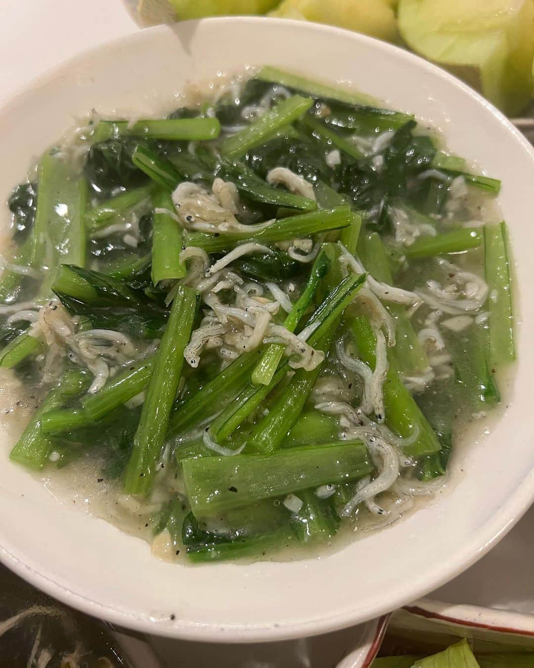 甘糟記子さんのインスタグラム写真 - (甘糟記子Instagram)「中華料理教室の日の夕飯！ 元々メインは油淋鶏のつもりだったので、それに合わせてさっそく料理教室で習ったものを作りました(≧∀≦)  セロリは小松菜に変えて白子と餡掛け。 あとは海苔と卵のスープね(๑>◡<๑) おまけでモヤシのナムルと豊洲から取り寄せたクラウンメロン\(//∇//)\ 海苔のスープはしけってるやつや、余った海苔でもいいと言うので、ちょうど手巻き寿司で残ってた海苔を使用。 スープに入れるとすごく美味しくて、これからは余った海苔はコレだな(๑˃̵ᴗ˂̵)  気がつけば、なんか赤系がなくて寂しい色合いですが（笑） 美味しくいただきました！  最後のはもちろん次の日の弁当も油淋鶏ってやつ(〃ω〃) 汁気のあるものはどんぶり弁当に入れるようになりました！  #甘糟ご飯#おうちご飯#家ご飯#夕飯#油淋鶏#海苔のスープ」9月16日 8時10分 - norihey924