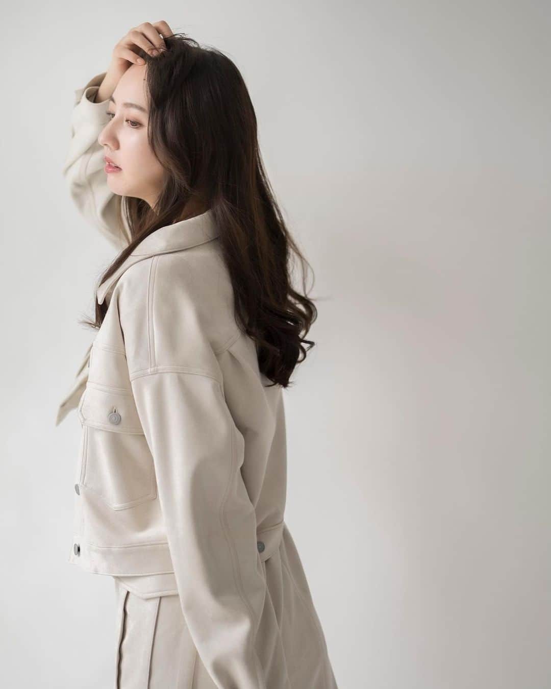 相場詩織のインスタグラム：「👗❤️  イメージモデルとして起用していただいている aiile(エイル)2023AWの新作✨  @aiile_official   公式サイトのビジュアルが変わっているので 是非チェックして下さいね♡ 新作全部可愛かったのですが、 特に私のお気に入りはこちらの 肌触りのいいスエードのセットアップです☺️  実はaiileさんとコラボさせていただいた "女子アナ万能ブラウス"が まもなくお披露目となります…！✨ 夜な夜なデザインで悩んでいたり、 生地を選びに東京に行っていたりしたのはこの為でした✌️ Instagramで事前に募集した皆さんの"こんなお洋服がほしい"という希望をたっぷり詰め込みました💐  9月18日のお披露目をお楽しみに🫶  また年末までに沢山のイベントがありますので 随時お知らせしていきます📣 皆さんにお会いすることを心より楽しみにしております🥰  9月16日 秋田キャラバンミュージックフェス おもてなしステージ(午前) 千秋花火 昭和の縁日(午後)  9月17日 横手元気！エナジー祭  9月23日 秋田県業界研究会  10月8日 イワキビトフェス 3×3バスケ大会  10月28日 花輪図書館100周年記念 講演会  11月11日12日 HACHIフェスin大館」