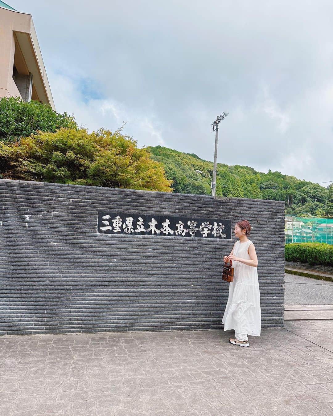 和田美由紀のインスタグラム：「おはようございます🫶🏻 私の地元紹介の会をお送りします👼🏻💕（突然） 知ってくださってる方もおりますが、三重県紀宝町出身です🍊 名古屋からだと特急南紀ワイドビューで3時間半ほど🚃 リニューアルしてwifiも使えるし充電も出来るようになって乗り心地良くなってますので旅の際にはオススメです🫶🏻 実家からは新宮も近いので遊びに行くとすると新宮が多かったです🙆‍♀️ バイトは香梅堂の鈴焼きをひたすら高速で詰めるというのをやってました✌🏻←お土産にぜひ💕 香梅堂反対側にある南海堂のモカクリームのエクレアが美味でよく 買います🍰可愛いおばあちゃんが接客してくれますよ👵🏻ピーナッツパンも美味しい🍞 高校帰りによく寄ってたシーウィンドで初代のマロンが可愛くて卒業してからも会えたの思い出🐈 もうかれこれ名古屋に住んでる期間の方が長くなったけど、変わったことも変わらないことも地元ならではの良さだなと思います☺️💕 もしお近くの行かれることがあれば 立ち寄ってみて下さいー🫶🏻  #木本高等学校 （①②部活は茶道部） #nisco （③ドーナツ屋さん🍩） #どさん娘 （④鵜殿のラーメン屋） #キツネノウエ　（⑤勝浦の古着屋さん） #無印　（⑥新宮に南紀初上陸👏） #シーウィンド　（⑦4代目のシロ🐈） #南海堂　（⑧この時代にリーズナブルなケーキ屋さん） #南紀ワイドビュー　（⑨海沿い走ります） #黒潮特急パンダ号 （⑩大阪方面へはこちらへ💁🏼‍♀️） #紀宝町 #三重県」