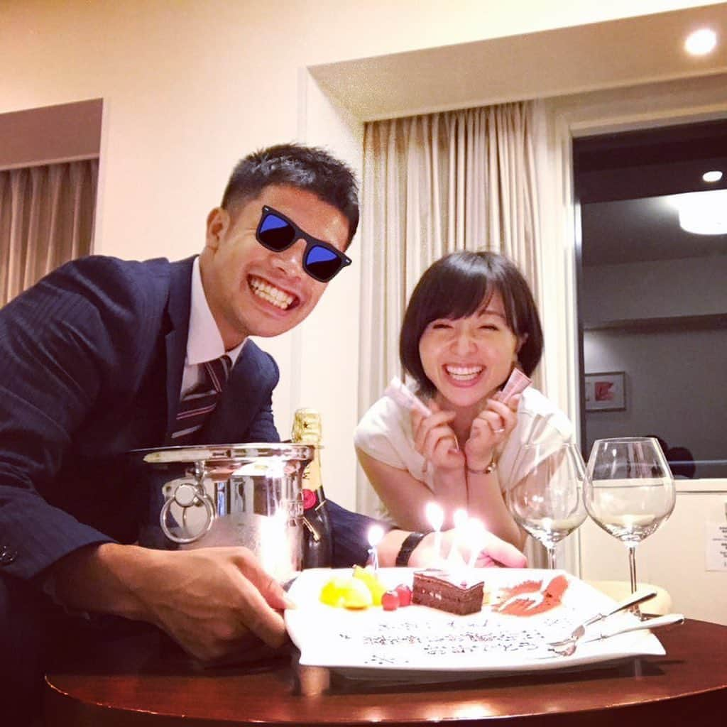 いわさきふきこ のインスタグラム：「今日は結婚記念日。  2018年9月16日(誕生日前日)交際3ヶ月で結婚した私たちは、いわゆるスピード婚。 ※ちなみに交際3週間で婚約  しかし「交際＝結婚」と思っていた私は、交際まではかなり慎重派。  夫曰く、2年間のアタックで20回程フラれたとのこと。　  100%以上愛されないと好きの2文字も言えないヘタレな私には、これくらい熱い人が合うのでしょう。」