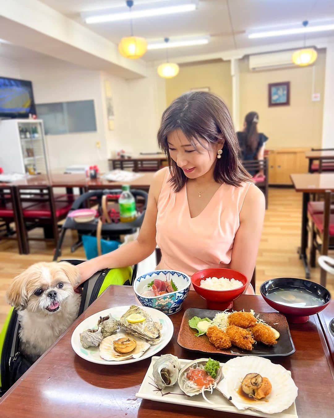 田中浩実のインスタグラム：「✧︎ 宮城県松島 日本三景の一つ、“松島”目の前にあるわんこと入れるお店「お食事処　櫻井」  牡蠣が食べたくて探していたお店♡ 松島が目の前だからウロウロすることなく便利な場所です！  牡蠣・鰻・牛タン・海鮮丼など美味しそうなお料理がたくさん！ 日本三景松島で創業５１年という老舗でした。(2023年現在)  生かきは、1年中いただけるのも嬉しい！ 駐車場もあるし、松島観光の際は、是非立ち寄って欲しいです！  📍食事処　櫻井 宮城県宮城郡松島町松島字仙隨10 電話：022-354-2423   #櫻井  #宮城県  #宮城  #松島  #宮城グルメ  #東北 #タビジョ  #旅女  #旅行好き #旅スタグラム #ペット可  #わんことお出かけ  #わんこと旅行  #わんこのいる生活  #わんこと一緒  #いぬすたぐらむ  #犬と旅行  #いぬのきもち #わんこ店内ok  #わんこok  #すぴ散歩 #すぴ散歩グルメ  #シーズー  #シーズー大好き部  #鼻ぺちゃ  #ふわもこ部  #shitzu  #shitzulovers」