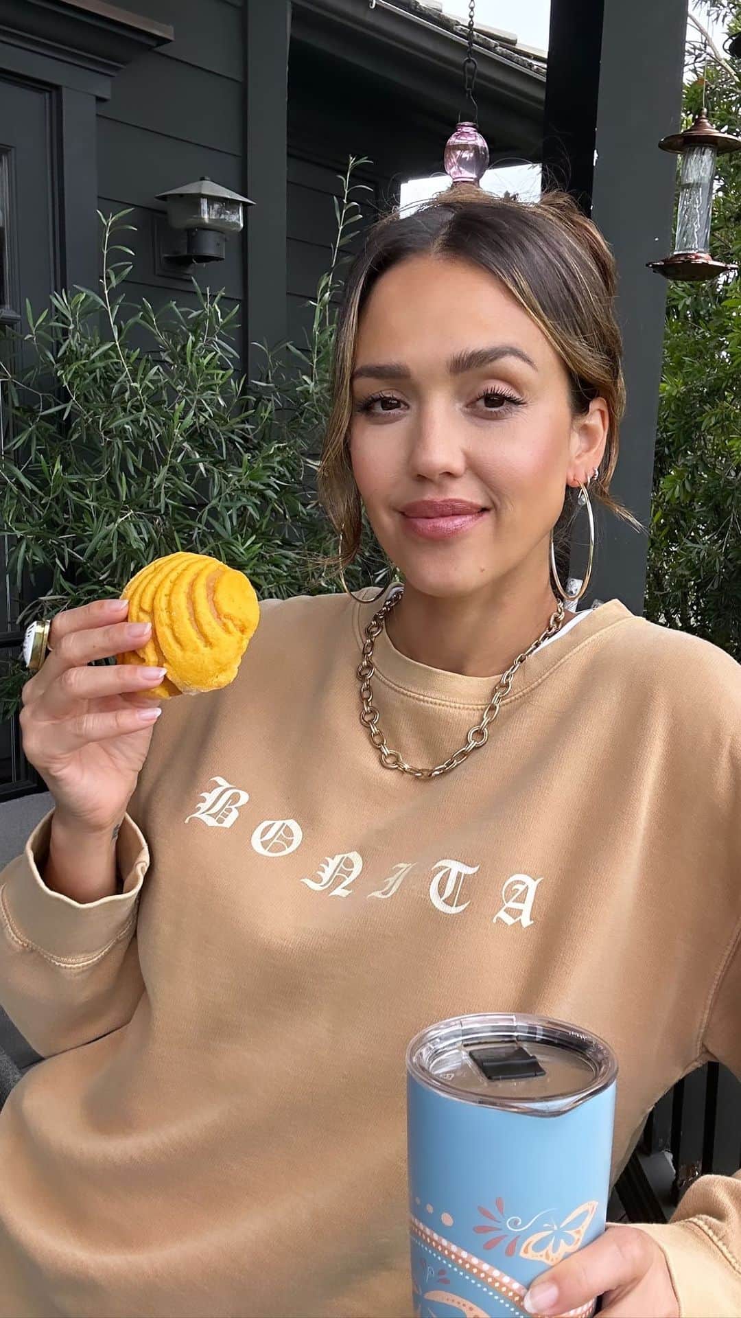 ジェシカ・アルバのインスタグラム：「#Hispanic (or LatinX / Latine - however you prefer to identify 🫶🏽) Heritage Month is here and we’re celebrating! ❤️🥳💫 Although we celebrate all year round in my house 😂 I’m so excited to spend the next month honoring our community with the rest of the world 🙏🏽  Featuring a few of my fave small businesses in this video - @lamonarcabakery @vivalabonita @colores_mexicanos_chicago - but so many more to come throughout the month! & please share some of yours too, always looking to support my peoples 🤍 Sending hugs and besos! 😘 #hispanicheritagemonth」