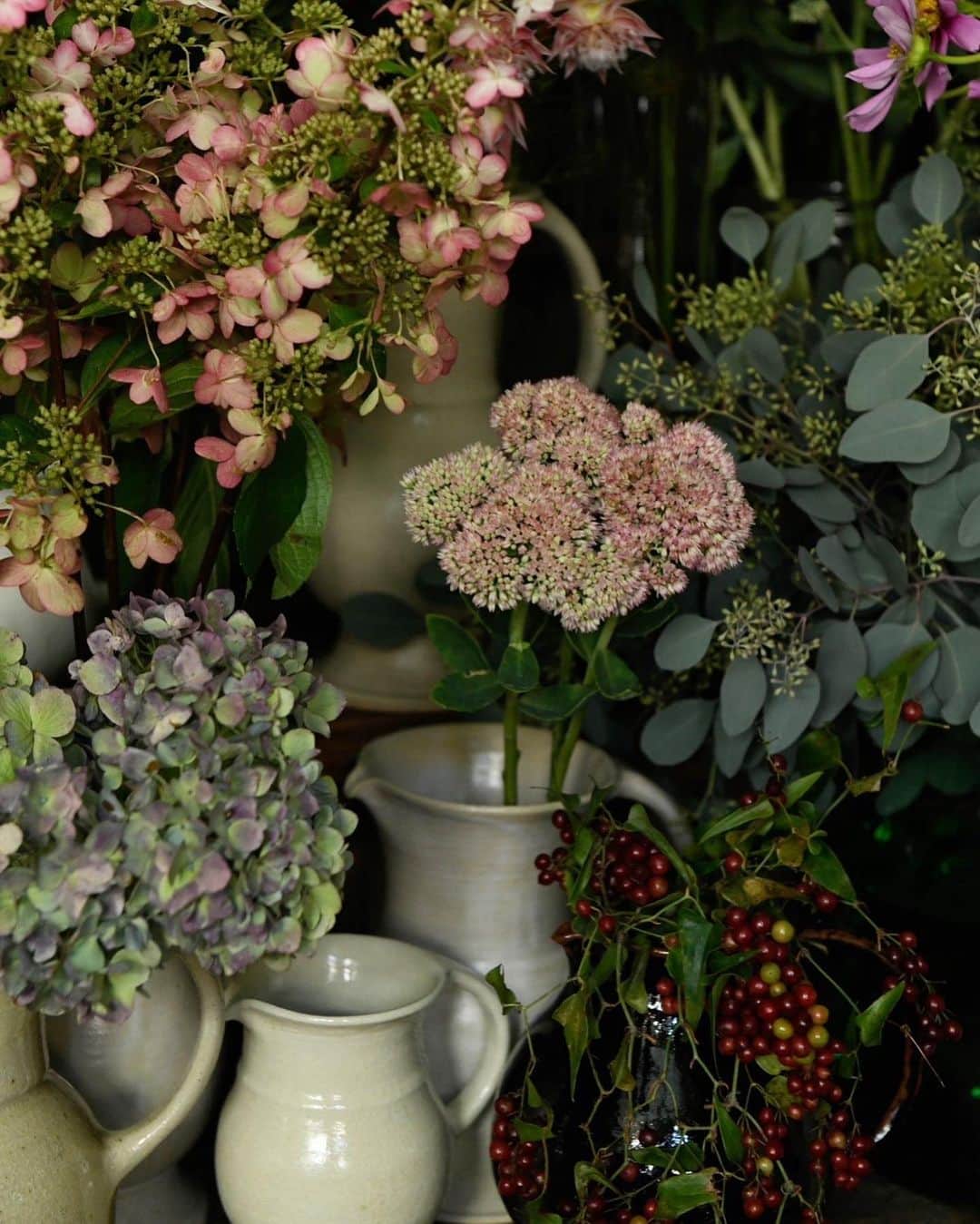 masakiさんのインスタグラム写真 - (masakiInstagram)「sat.16 Sep.2023 おはよう 今日から三連休 Cloth&Crossではたくまさん @takuma_pottery 秋のJUG展がはじまります。 ここは、土や釉薬の持つ温かみが魅力のジャグと 秋の花たちが並ぶお花屋さん @blossom_shima  店主の嶋さんも、宅間さんの柔らかいフォルムの 美しいジャグのファンのひとりです。 好きこそ知る愛用者の嶋さんに、 この作品たちにぴったりな秋の風情を感じる 草花を用意してもらいました♡  HUG Ō WäRは今日と明日お花屋さんになります💐 そしてあまーいかおりに包まれて  @nori.foodcircus の焼き菓子の販売も🍪 ジャグに花をしつらえ戯れる時間と 美味しいお菓子を頬張る幸せ♡ 秋の始まりを楽しむひとときにぴったりな イベントはじまりますー🫶🏽」9月16日 8時34分 - mogurapicassowols