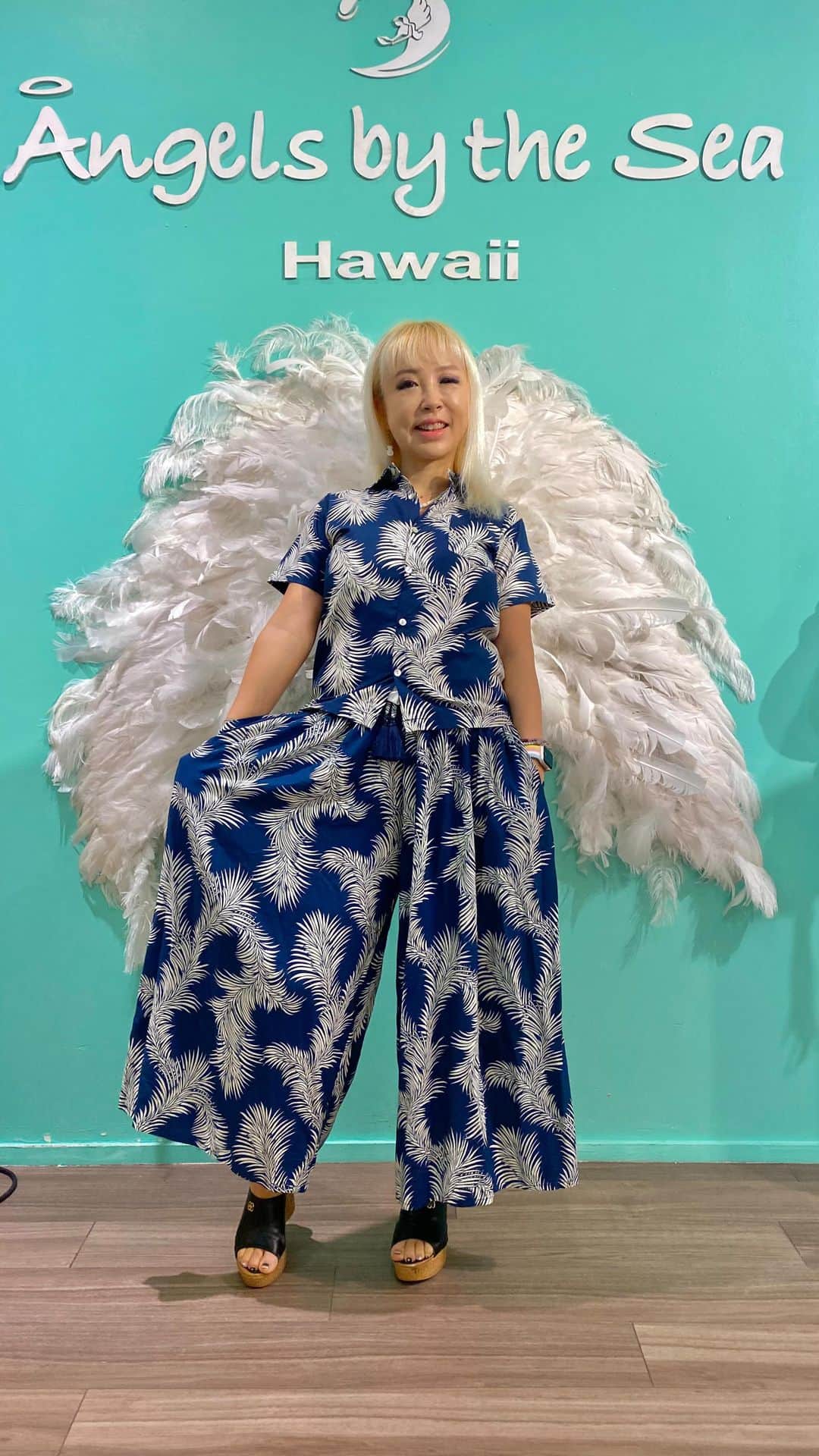 Angels By The Sea Hawaii Waikiki Based Boutiques ?Original clothing designed のインスタグラム：「インスタLIVE「シャツコーデ👔」  @angelsbythesea has been Hawaii’s resort fashion brand based in Honolulu, Hawaii, since 2010. Please visit our online store 🌺www.angelsbytheseahawaii.com Owner Designer Nina Thai (Miss Waikiki) @nina_bythesea (日本語勉強中📚🙇🏻‍♀️) Please feel free to tag your pic for a chance to be featured!  ハワイのリゾートファッション、 エンジェルズバイザシー はミスワイキキである Nina Thai によって作られたハワイオリジナルファッションブランドです🌴日本語ウェブサイトはこちら www.angelsbytheseahawaii.jp  ハワイやリゾートファッションが好きな人は是非私達のアカウントをフォローして下さい🙌また私達の商品をポストする際にタグ付けしていただいたら私達からリポストされるチャンスがあります  #angelsbytheseahawaii #angelsbythesea #resortwear #hawaii #waikiki #supporthawaii #sheratonwaikiki #bandeau #palmleaves #hawaiibeaches  #ハワイ #ワイキキ #カイルア #ラニカイビーチ #シンプルコーデ #ハワイ好きな人と繋がりたい #エンジェルズバイザシーハワイ #エンジェルズバイザシー #リゾートファッション #ハワイに恋して #ハワイ限定 #シェラトンワイキキ #ワイキキビーチ」