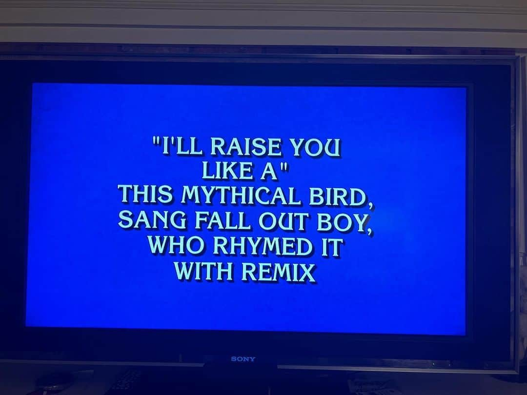 フォール・アウト・ボーイさんのインスタグラム写真 - (フォール・アウト・ボーイInstagram)「what is… 🐦🔥 @jeopardy」9月16日 8時41分 - falloutboy