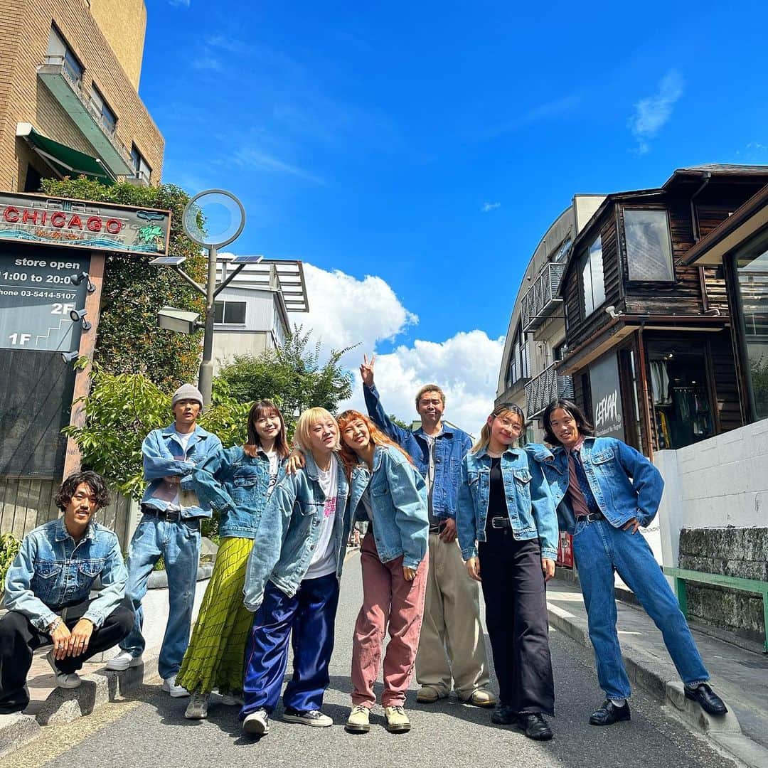 のインスタグラム：「. #原宿シカゴ神宮前店#デニムジャケット . 少しずつ風も涼しくなって、秋の雰囲気を感じるこの頃ですね🍁🌰 神宮前店では、今日からの三連休、秋物を大量入荷、大量展開して皆様の御来店をお待ちしております😆‼️‼️  秋アウターや今の時期に重宝される、長袖シャツも種類豊富に取り扱っておりますので、是非この機会に御来店下さい🗻🏕  #古着#古着コーデ#古着mix#古着ファッション#古着女子#古着男子#古着屋#古着屋巡り#古着好き#ストリートファッション#ストリート系女子#ストリートコーデ#アメカジ#デニムコーデ#メンズライク#メンズライクコーデ#メンズライク女子#カジュアルコーデ#着回し#着回しコーデ#秋コーデ#秋服コーデ#韓国ファッション#韓国コーデ#韓国ストリート#usedclothing#ootd#outfits」