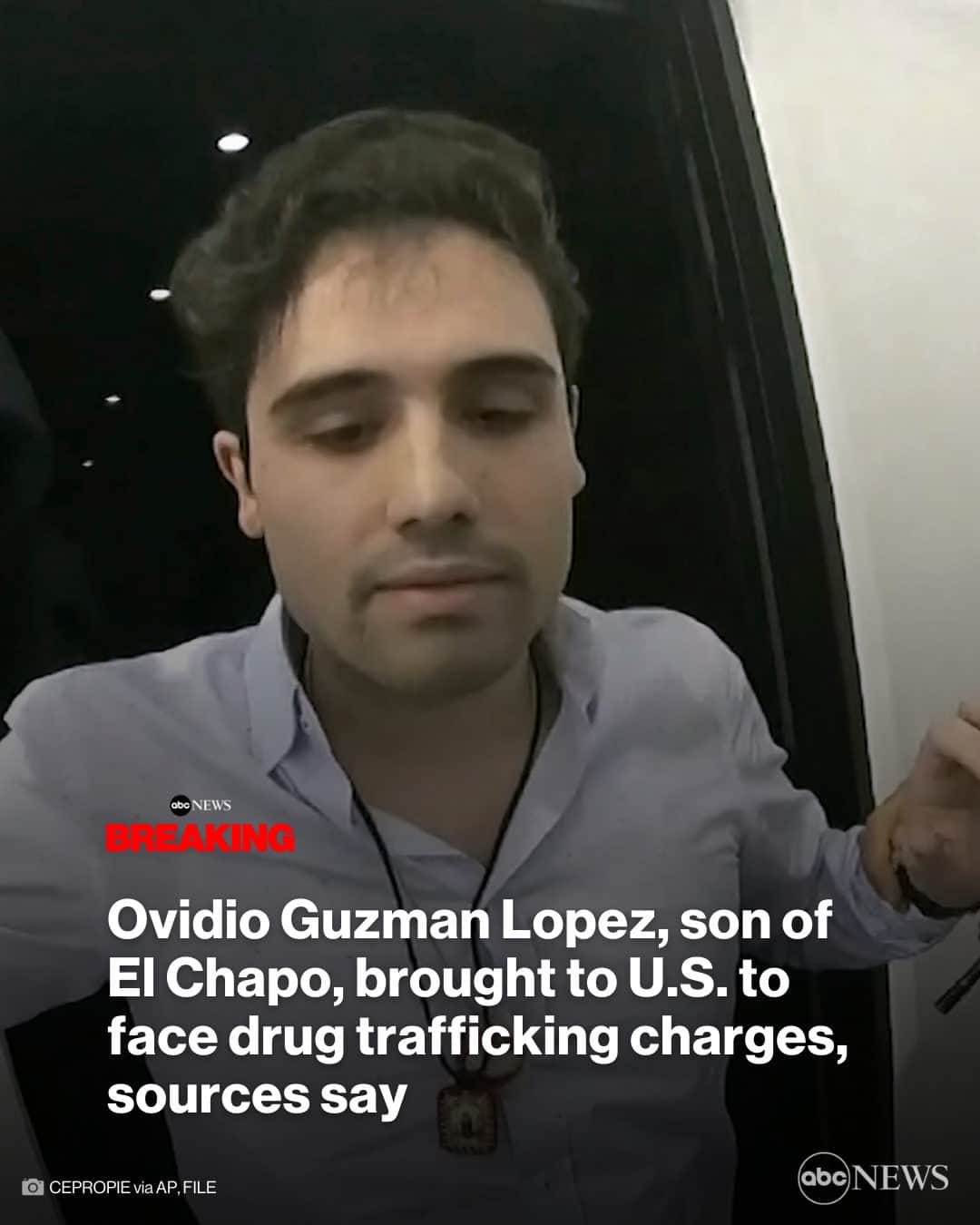 ABC Newsのインスタグラム：「A son of the notorious drug lord known as El Chapo has arrived in the U.S. to face drug trafficking charges, sources say.  Ovidio Guzman Lopez, 33, was charged in April with two dozen others as part of a crackdown targeting a global drug trafficking network run through Mexico's Sinaloa cartel.  According to the charges, the cartel used precursor chemicals shipped from China to fuel the fentanyl crisis plaguing the U.S.  More at link in bio.」