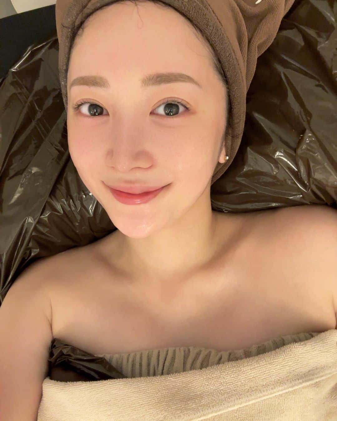 のインスタグラム：「凛ちゃんに紹介してもらった  @precious_mieux さんでお肌のメンテナンス 👼🏻 カウンセリングで今の状態を見ていただいて 今回は土台を整えるようなコースでお願いしました。  くすみが吹き飛んで水分量たっぷり！ 普段ノーメイクで過ごす事も多い私にとって すっぴんの底上げはいつも課題。なので大満足です ♡ またよろしくお願いいたします ☺️ ありがとうございました ✨」