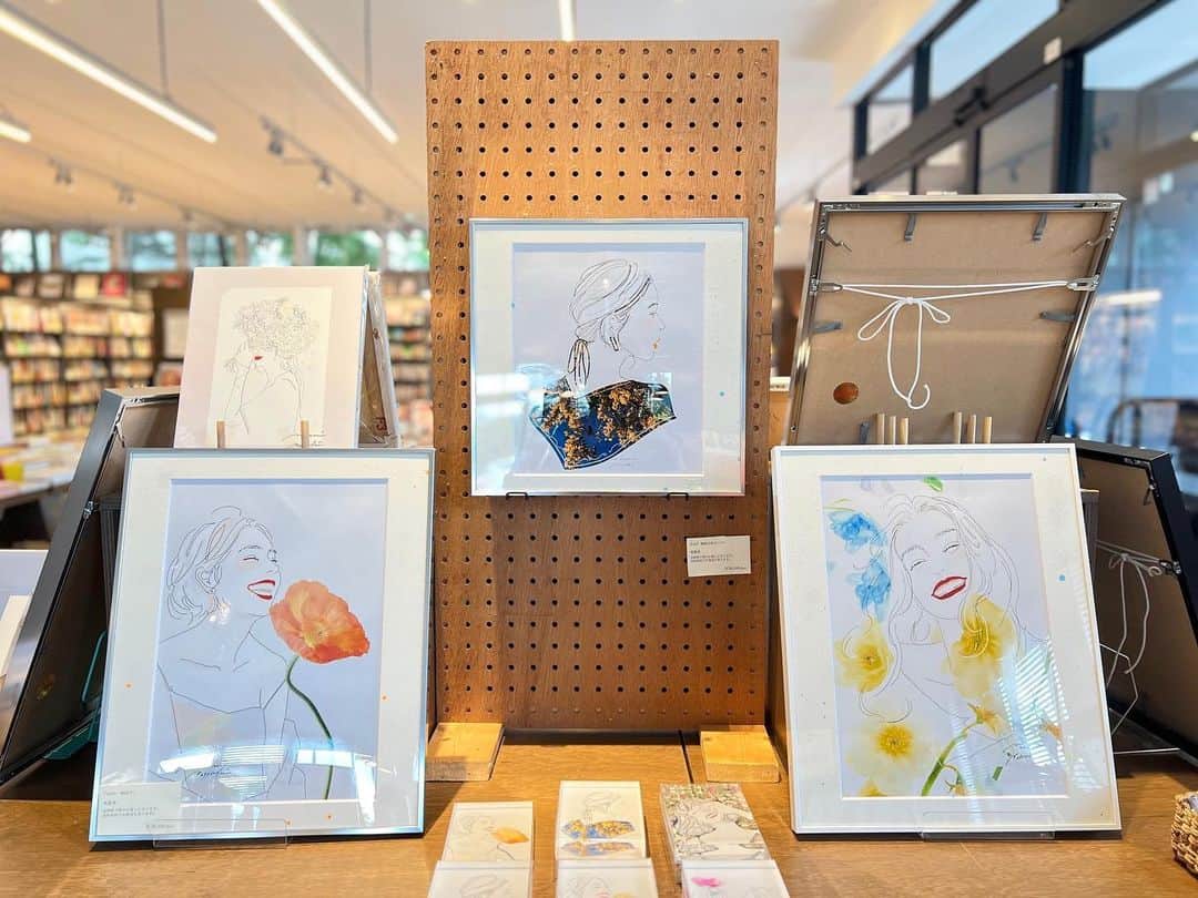 南夏希のインスタグラム：「\うれしいお知らせ/  🌿🌿🌿 ⁡ 9/11に軽井沢書店.中軽井沢店でのフェアが無事終わりました☺️ ⁡ 予想以上に好評で、 はじめの心配はどこへやら💭 ⁡ ⁡ そしてなんと、 15日より少し場所を変えて、 軽井沢書店にてフェアを延長してくださることになりました😍🎊ぱちぱち @karuizawa_books  (軽井沢は蔦屋書店がふたつあり、もうひとつの方へ移動~🕊️) ⁡ とってもうれしい〜☺️ お立ち寄りくださったみなさんのお、か、げ♡ です🫶 ⁡ 中軽井沢でのフェアで絵をお迎えくださったみなさまへ、 愛を込めて準備を進めております☺︎ 楽しみにお待ち頂けるとうれしいです🌼 ⁡ ⁡ ⁡ ⭐️_____ _____ _____ _____ _____ ⁡ 𝗠𝗜𝗡𝗔𝗠𝗜 𝗡𝗔𝗧𝗦𝗨𝗞𝗜 𝗦𝗢𝗟𝗢 𝗘𝗫𝗛𝗜𝗕𝗜𝗧𝗜𝗢𝗡 & 𝗣𝗢𝗣𝗨𝗣 𝘛𝘚𝘜𝘛𝘈𝘠𝘈 𝘉𝘖𝘖𝘒𝘚 ⁡ ⭐️1ST ILLUSTRATION BOOK 販売中です ⁡ ⁡ ✔️🗼𝟵/𝟭金〜𝟵/𝟯𝟬土 二子玉川蔦屋家電 @tsutaya_electrics  (グッズいっぱい、額絵いっぱい大規模展開) ⁡ ⁡ ✔️🗼𝟵/𝟴金〜𝟵/𝟮𝟲火 代官山 蔦屋書店3号館 @daikanyama.tsutaya.stationery  (グッズいっぱい、額絵数点の小規模展開) 🎟️似顔絵チケットの販売あり ⁡ ▷似顔絵イベント/代官山蔦屋書店 𝟵/𝟮𝟯土、𝟮𝟰日(満席) ⁡ ⁡ ✔️🌿𝟵/𝟭𝟱金〜𝟭𝟬/𝟭𝟭水 軽井沢書店 @karuizawa_books  (グッズいっぱい、額絵数点の小規模展開) ⁡ ⁡ ✔️🐙𝟭𝟬/𝟳土〜𝟭𝟭/𝟭𝟬金 大阪 梅田蔦屋書店 @umedatsutayabooks  (グッズいっぱい、額絵いっぱい大規模展開) 🎟️似顔絵チケットの販売あり ⁡ ▷似顔絵イベント 𝟭𝟬/𝟭𝟰土、𝟭𝟱日(満席) ⁡ ⁡ 🎟️似顔絵チケット☺︎ 写真を指定メールアドレスへお送り頂き、 後日似顔絵(画像)をメールでお送りするチケットです☺︎」