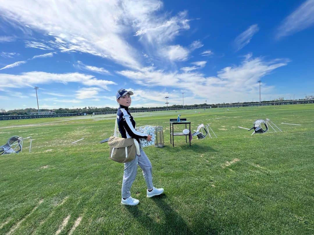 横峯さくらのインスタグラム：「今日は久しぶりの6アンダーでした😊昨日が1アンダーでトータル7アンダー⛳️14位タイなので明日も伸ばして上位に食い込みます❗️ 韓国ツアーに来れたことで色々掴めそうです❗️結果を出して、自信に変えます💪  #韓国ツアー #韓国 #ゴルフ #女子ゴルフ #klpga #klpgatour #プロゴルファー #golf #golfr」