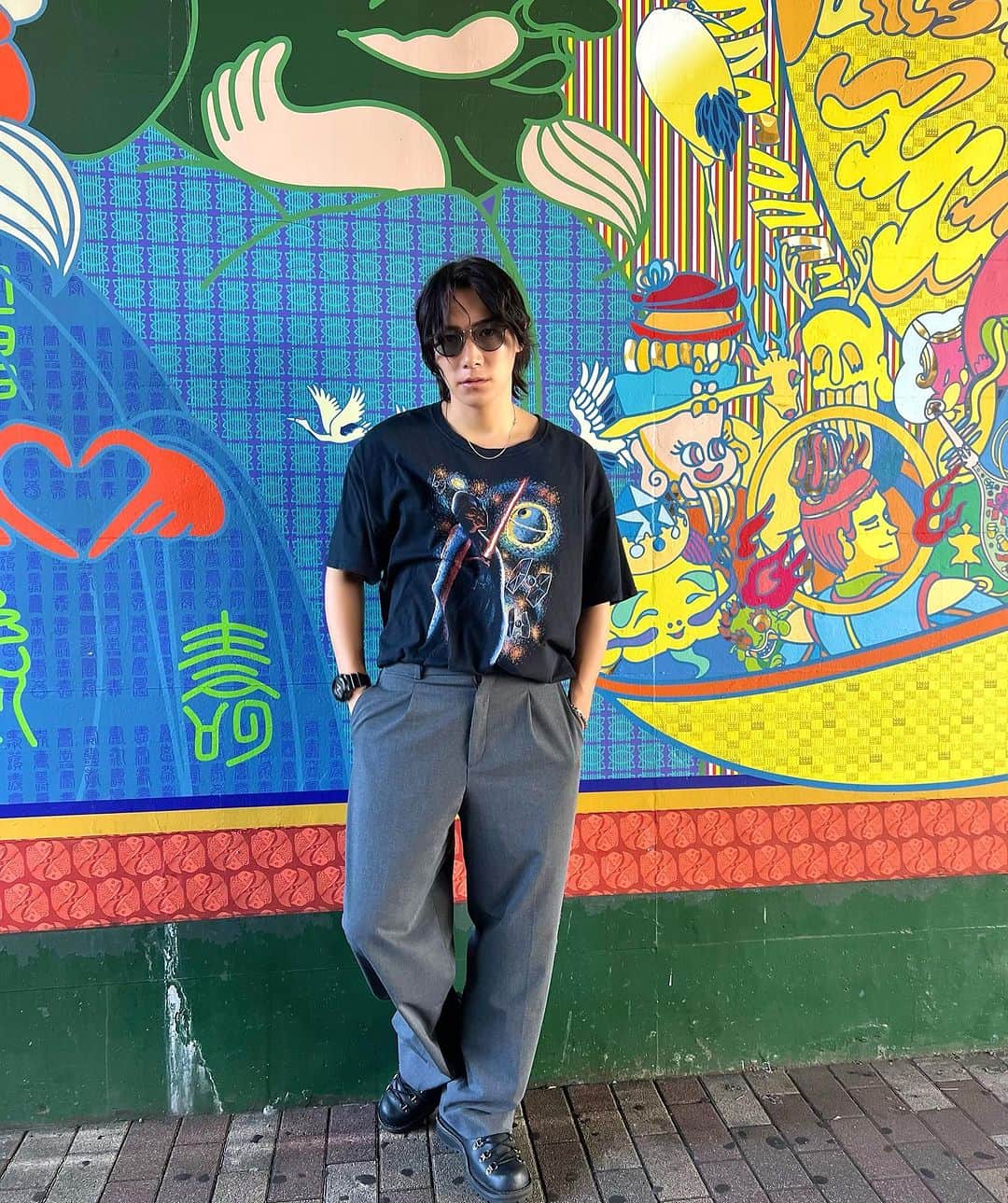 ジョーブログのインスタグラム：「明日になったら年がまたアップデートされる！ 今年の自分は掲げてたチャンネル登録200万人を達成して、次の年もまた新たな心の成長と飛躍を遂げたいと思う。 日々、努力して過去の自分を超えていく！！ 比べるのは自分自身。 これからの未来が本当に楽しみだ！ 人生は作品でありエンターテイメント。謳歌しまくるぜ！」