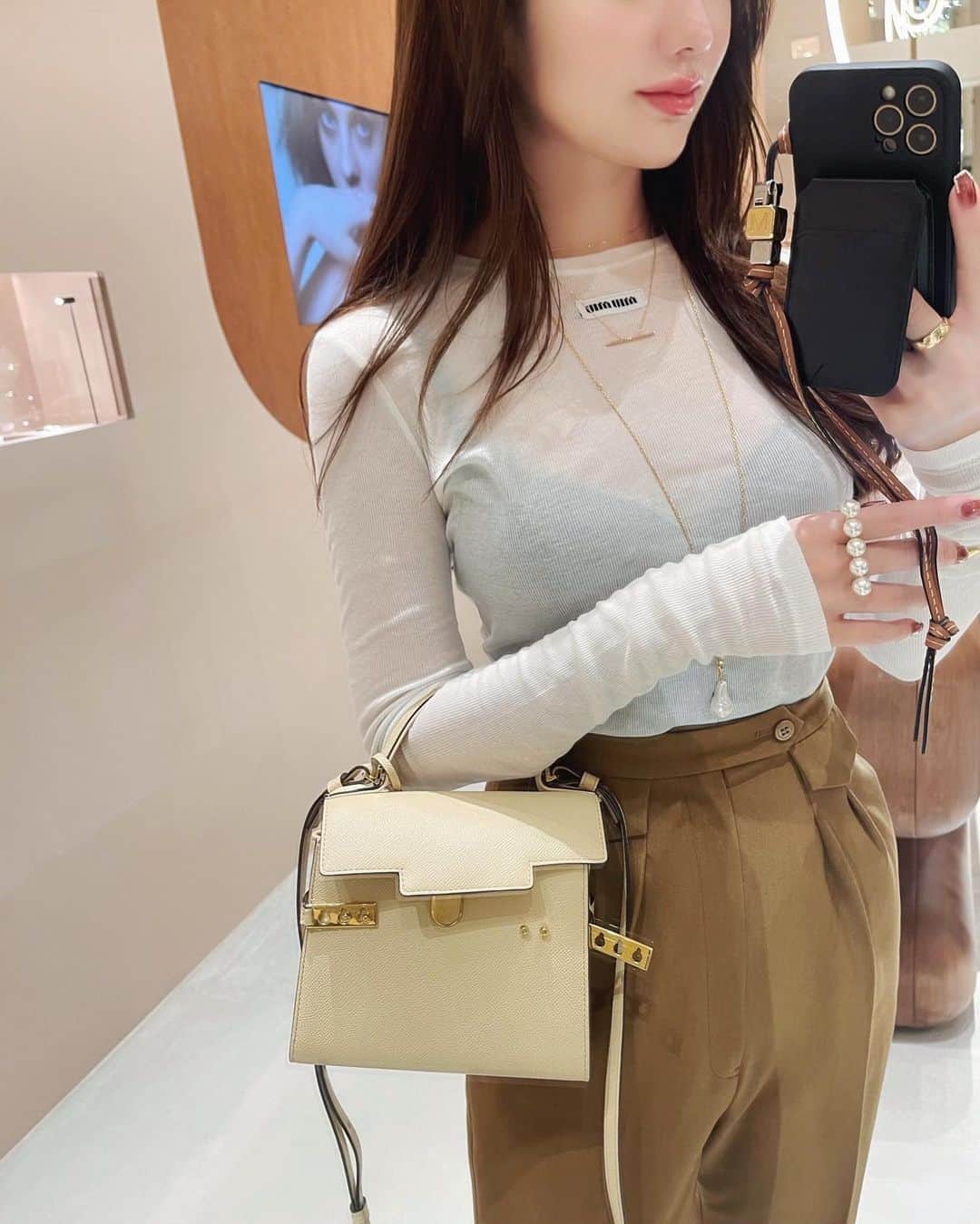 のインスタグラム：「@hirotakajewelry  グランフロント大阪にopenした新店舗へ. 中に入るとHirotakaの素敵な世界観に森に迷い込んだようなワクワクした気持ちに🌳♡ ⠀ Hirotakaは何年も前から愛用していて思い出深いアイテムがいくつかあります🪽 身に付けるものって、それぞれに思い出やストーリーがあって、つけると思い出してクスッとしたりギュッとなったり。 ⠀ 今回は1枚目につけているTrapezeのネックレスと、まだ撮れてないけどトラガス用にと小さなピアスをget♡(また載せます ⠀ 繊細で女性らしく、洗練された印象のHirotakaのジュエリーにまたハマりそう☺️💫」