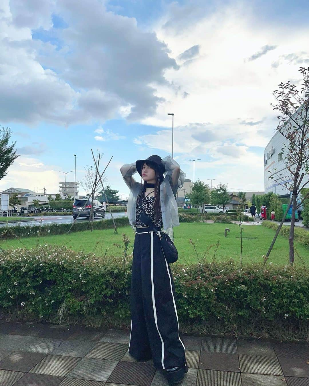 田中れいなさんのインスタグラム写真 - (田中れいなInstagram)「. 雲☁️⸝⋆の主張がすごかった🤭  このパンツ、ラインの入り方がかわいい🤍🖤🤍 ・‥…━━━☞・‥…━━━☞ #れーなこーで #PAGEBOY #ページボーイ #EMODA #エモダ #パンツコーデ  #シースルーシャツ  #GYDA」9月16日 19時37分 - tanakareina.lovendor