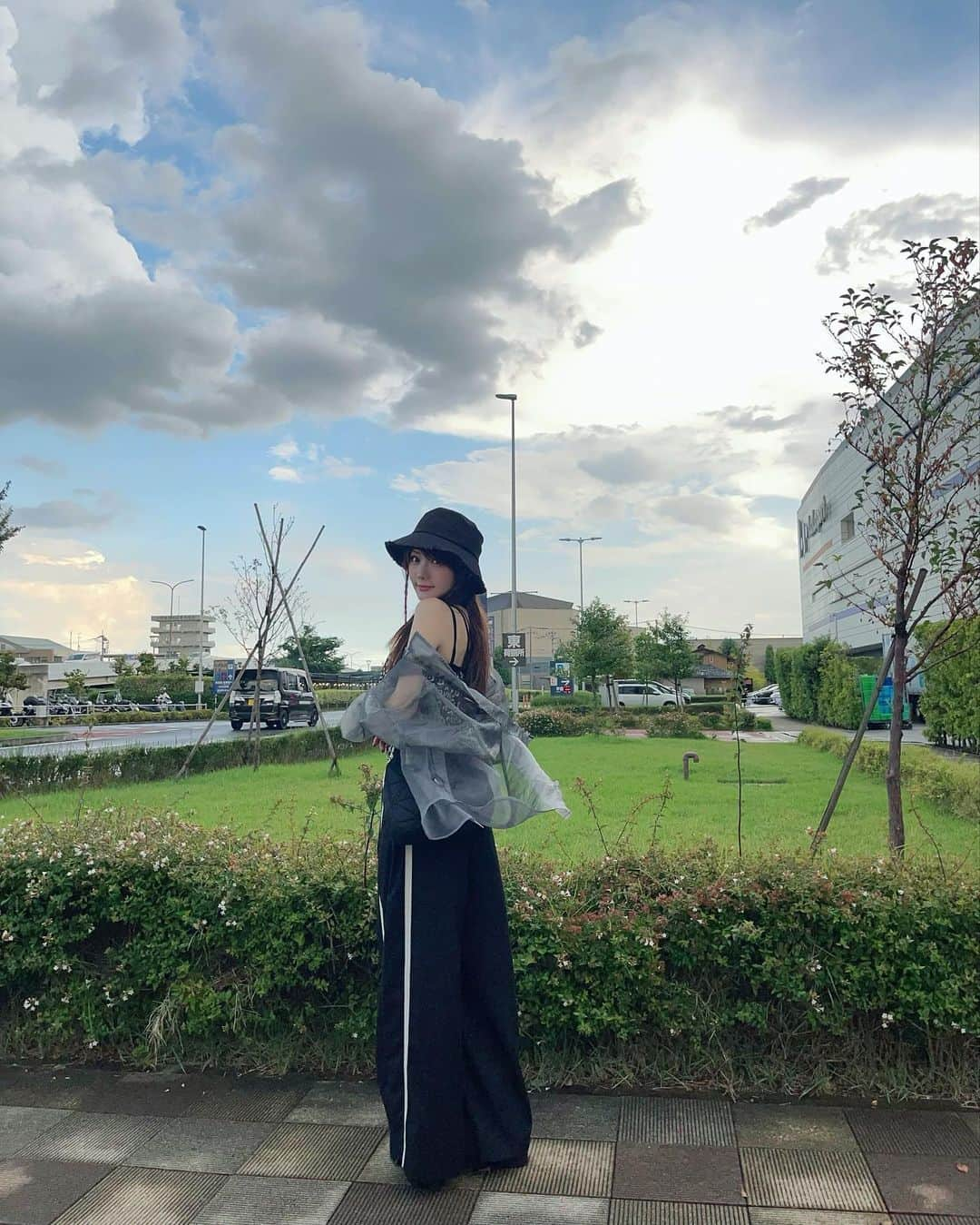 田中れいなさんのインスタグラム写真 - (田中れいなInstagram)「. 雲☁️⸝⋆の主張がすごかった🤭  このパンツ、ラインの入り方がかわいい🤍🖤🤍 ・‥…━━━☞・‥…━━━☞ #れーなこーで #PAGEBOY #ページボーイ #EMODA #エモダ #パンツコーデ  #シースルーシャツ  #GYDA」9月16日 19時37分 - tanakareina.lovendor