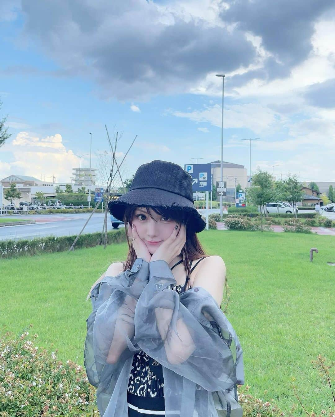 田中れいなさんのインスタグラム写真 - (田中れいなInstagram)「. 雲☁️⸝⋆の主張がすごかった🤭  このパンツ、ラインの入り方がかわいい🤍🖤🤍 ・‥…━━━☞・‥…━━━☞ #れーなこーで #PAGEBOY #ページボーイ #EMODA #エモダ #パンツコーデ  #シースルーシャツ  #GYDA」9月16日 19時37分 - tanakareina.lovendor