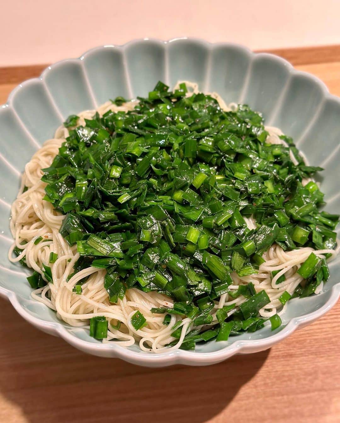 のインスタグラム：「ニラだけソーミンタシヤー、久しぶりに作ったけど、めちゃくちゃ美味しかった！ ニラは良いものを使った方が美味しくできます。今回は有機ニラを使用。 (豆腐が入ってないと「チャンプルー」じゃなくて「タシヤー」です) ⁡ 【ニラだけソーミンタシヤー】 ［材料］ 3人前 そうめん 3束 ニラ 2束 ニンニク 大ひとかけ 牛脂 適量 ① 胡麻油大さじ1 ナンプラー 小さじ1 ② いりこだし 小さじ1/2 かつお粉 小さじ1/2 塩小さじ1/2 ⁡ ［作り方］ 茹で上がったソーメンを揉み洗いして水を切って、ボールで①を麺にコーティングするように馴染ませて、②を満遍なく麺に絡めて、フライパンでニンニクで香りをつけた牛脂で軽く炒めたニラに麺を投入して炒めながらよく混ぜて出来上がり。  #グギメシ」