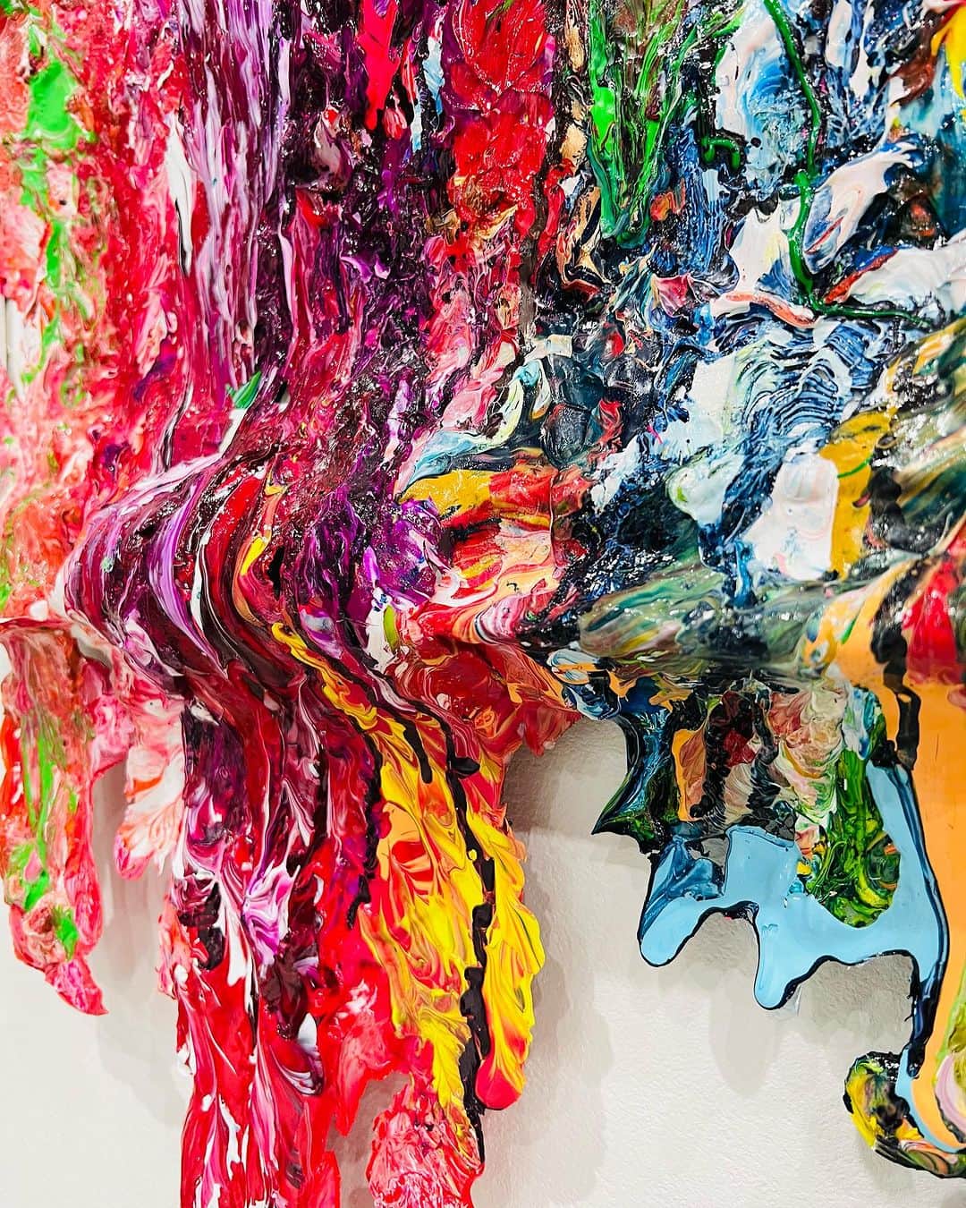 杉田陽平さんのインスタグラム写真 - (杉田陽平Instagram)「愛の花の咲く季節に 2023 acrylic  on canvas 81cm ×60cm ×8cm  ¥1650,000（sold out）  製作者のコメント 私達の立っている現実世界と"絵画空間"との境目を繋ぐにはどうしたらいいでしょうか。その為には、美術の歴史を重んじながらも"枠"から、はみ出す勇気が必要なのだと思います。色が溶けいって流れ出て見る人の心に到達し花を咲かせる事は可能でしょうか？  ↓展覧会スケジュールです。少しでも気にかけてくれたら幸いです🙇‍♂️  ・10月12日(木)～17日(火)  個展"某百貨店池袋店〔東京〕  ・10月20日〜21日　アート台北"アートフェア〔台湾〕  ・10月18日〜30日個展　某百貨店〔福岡博多〕杉田本人来場28日29日近々詳細更新予定  #杉田陽平 #杉ちゃん  #sugitayohei  #バチェロレッテ #當代藝術 #現代アートコレクター  #アートコレクターズ  #バチェラー4 #contemporaryart  #abstractpainting #japneseart  #artlovers  #artbasel  #artwork    #kazuoshiraga #vangoh #sunflower #artjournal #flowerart」9月16日 19時38分 - sugitayoheiart