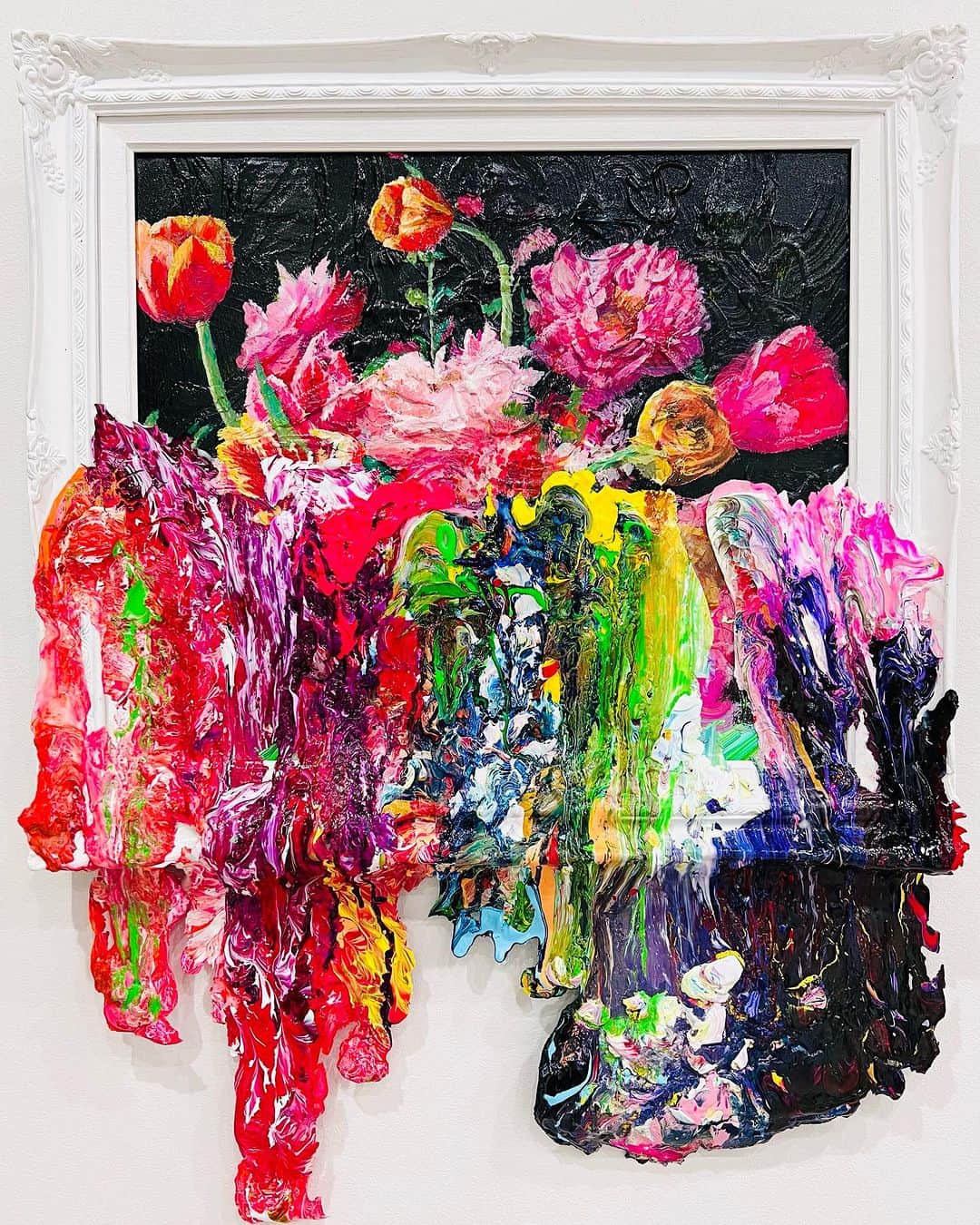 杉田陽平のインスタグラム：「愛の花の咲く季節に 2023 acrylic  on canvas 81cm ×60cm ×8cm  ¥1650,000（sold out）  製作者のコメント 私達の立っている現実世界と"絵画空間"との境目を繋ぐにはどうしたらいいでしょうか。その為には、美術の歴史を重んじながらも"枠"から、はみ出す勇気が必要なのだと思います。色が溶けいって流れ出て見る人の心に到達し花を咲かせる事は可能でしょうか？  ↓展覧会スケジュールです。少しでも気にかけてくれたら幸いです🙇‍♂️  ・10月12日(木)～17日(火)  個展"某百貨店池袋店〔東京〕  ・10月20日〜21日　アート台北"アートフェア〔台湾〕  ・10月18日〜30日個展　某百貨店〔福岡博多〕杉田本人来場28日29日近々詳細更新予定  #杉田陽平 #杉ちゃん  #sugitayohei  #バチェロレッテ #當代藝術 #現代アートコレクター  #アートコレクターズ  #バチェラー4 #contemporaryart  #abstractpainting #japneseart  #artlovers  #artbasel  #artwork    #kazuoshiraga #vangoh #sunflower #artjournal #flowerart」
