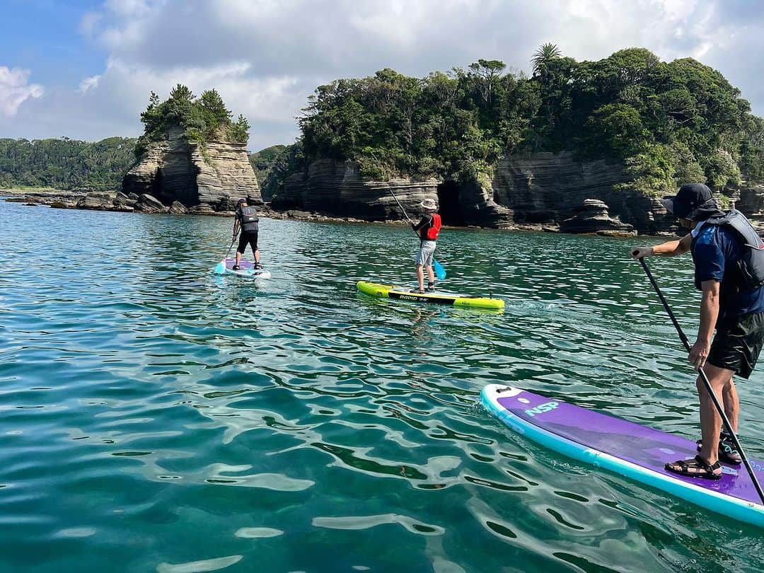 高松いくさんのインスタグラム写真 - (高松いくInstagram)「今日は 大人の男性３名を  大人の遠足へご案内致しました🙋🏽‍♀️  おやつは、ドーナツ🍩と コーヒー☕️でございます😋  今日は2時間漕ぎ  綺麗な景色、綺麗な海が見られました♪  真剣に、そして全力で楽しんで下さり  感無量です(´༎ຶོρ༎ຶོ`)  お疲れ様でした♪  奥さんも連れてきたい❗️ って仰ってくださったお言葉お気持ちが... 嬉しかった...(´；Д；`)  ご夫婦でのご参加 お待ちしております😌✨  #大人の遠足 #sup #cruise #yoga #supyoga #nsp #onscompany」9月16日 19時38分 - iku_takamatsu_trip_sup_yoga