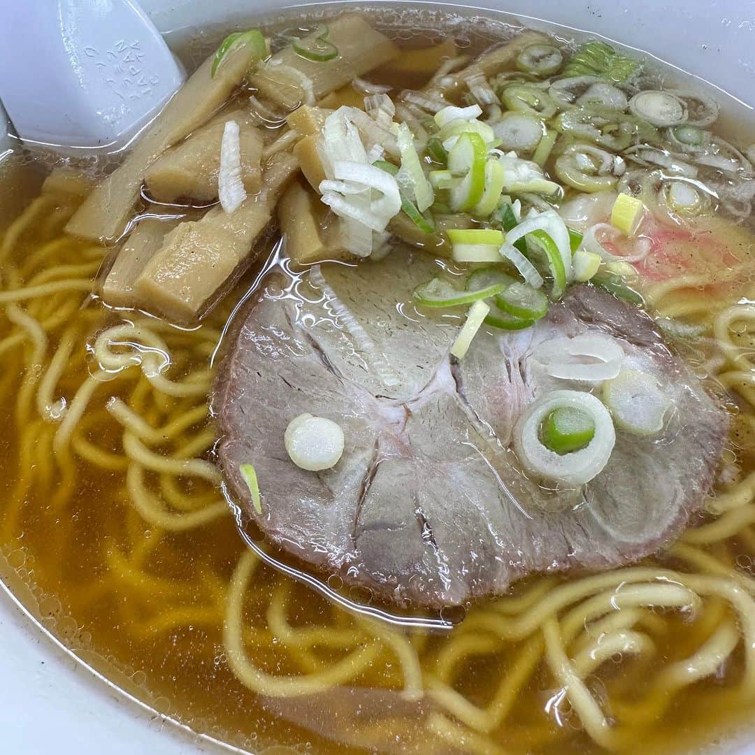 西寺郷太のインスタグラム：「昨日の昼、何を食べようか思案しながらクルマで移動中にナビに「高円寺」の文字が。久しぶりに「らーめん　太陽」に行こうと思いついた。  高円寺には95年8月から96年11月まで一年ちょっと住んでいた。大学四年生の夏から。住んでいたのは北口の純情商店街を抜けた先のマンション。自伝的小説「90's ナインティーズ」にも書いた時代だが、自分が学生からインディーズでCDをリリースするまでの濃厚で変化も激しい時間だったこともあり、この町に戻るたびに至るところ隅々までアミューズメント・パークのような感傷に襲われてしまう。  「太陽」は、煮干しラーメン。麺がお菓子のようにサクサクした歯応えで（その例えが正しいかわからないが）勢いよく食べられる。学生の頃の僕は「太陽」に限らず四六時中ラーメンばかり食べていたが、NONA REEVES のドラマー小松（大食漢）と出会った当時「ラーメンは嫌いだ」と言っていて超驚いたことを覚えている。その理由は「いくら食べても腹一杯にならない」と言うもの。何を食べるにせよ最初だけハッスルして「イェーイ！」と高島忠夫さんばりに箸を進めるがすぐにギブアップしてしまう（「出だしだけハッソーする奴」、略して「デダハソ」）胃袋の小さい自分には到底理解できない感覚だった。  自分が歳をとってラーメンに対する熱は少しずつ低下してはいるのだが、好きだった懐かしい店にたまに行き「やっぱり美味いなー」と思えることはなんだか嬉しい。そんなことで喜ぶこと自体、いいか悪いかよくわからないが…。  単に「ラーメン太陽」美味しかったなぁ…、と言うだけの話をそこそこの長文で書いてみました。」