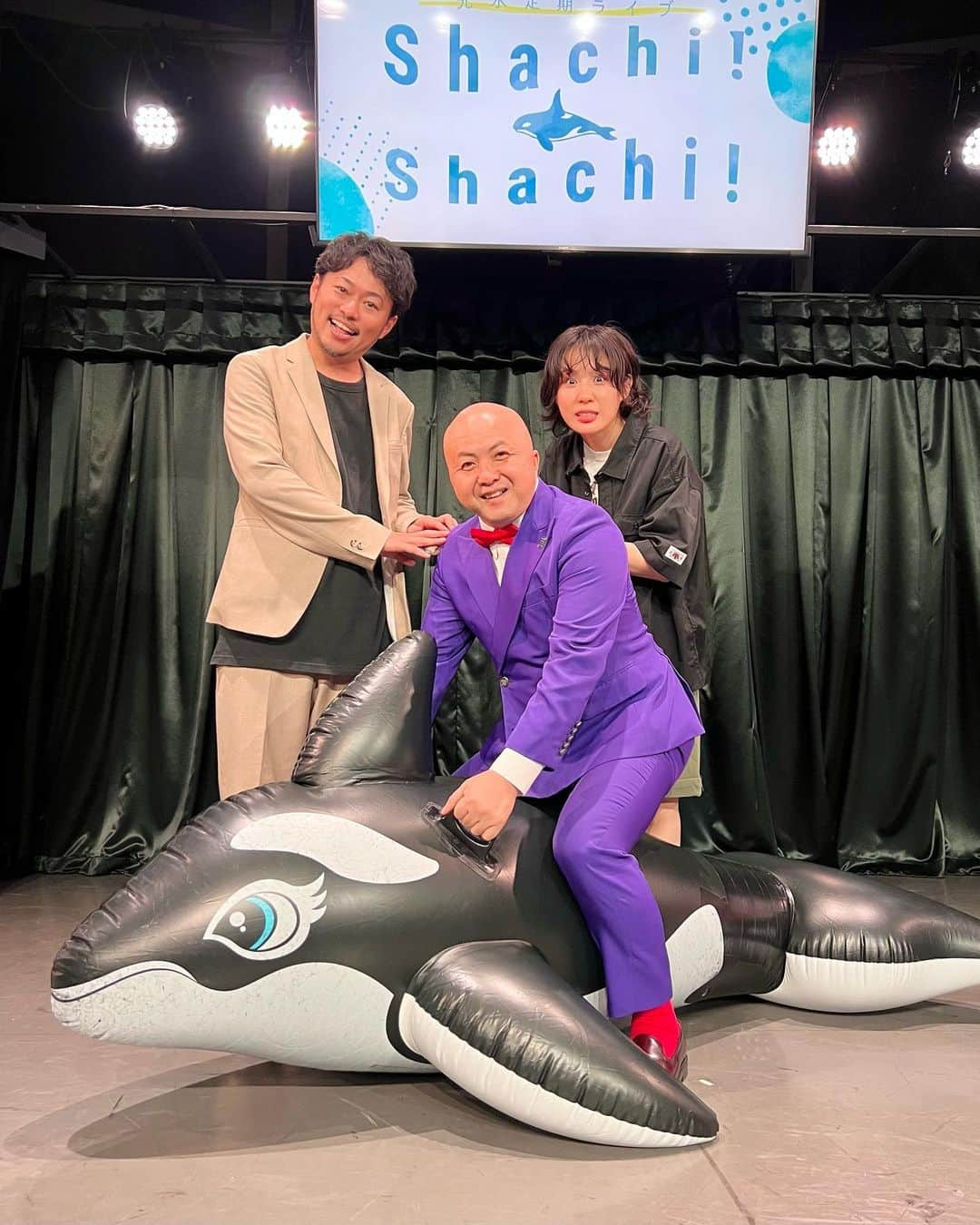 光永のインスタグラム：「今月もShachi! Shachi!ありがとうございました〜！！🌟 シシガシラの二人と、お客様も巻き込んで、存分に遊ばせてもらいました😆❤️‍🔥 めちゃくちゃ楽しかった😂❤️‍🔥❤️‍🔥 脇田さん、浜中、ありがとう〜！ いつもヘンテコ企画一緒に考えてくれてる作家の大澤ちゃんと渡辺ちゃんに、シャチ土産受け取ってもらいました🐬 ㅤㅤㅤㅤㅤㅤㅤㅤㅤㅤㅤそして楽屋にいた親友ヤジマリー。昨日、座王になったらしいです👑 あと、渋谷ど真ん中でちっちゃいねぶた祭り開催されてました。 今日も愉快な渋谷でした。 ㅤㅤㅤㅤㅤㅤㅤㅤㅤㅤㅤㅤ 次回は10月28日です！ ゲストはとらふぐです🐟お楽しみにー！ ㅤㅤㅤㅤㅤㅤㅤㅤㅤㅤㅤㅤ #ShachiShachi #シャチシャチ #シシガシラ #光永 #ヨシモトムゲンダイドーム #渋谷」