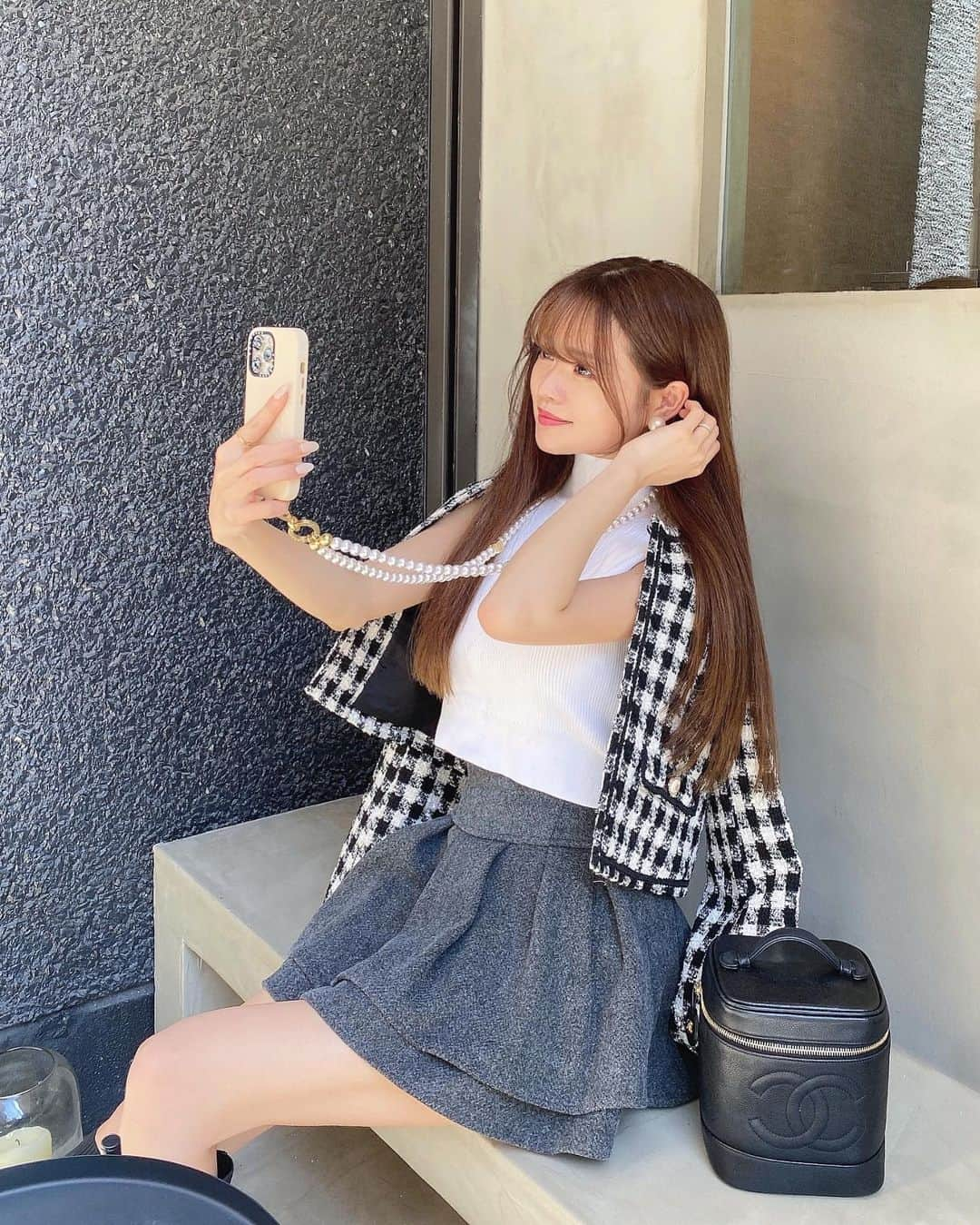 Isakoのインスタグラム：「自撮りが苦手なわたくし🤳🥹  最近可愛いスマホケースに変えました💓 @casetify_jp @casetify   パールのチェーンがとっても可愛くて 便利で、少しだけ自撮りの頻度が増えそう✨😂  ケースもチェーンもロゴも全部 自分でカスタマイズできるので 自分だけの特別なケースが作れます☺️  15%オフになるプロモコードをいただいたので 是非使って下さい🫶　　15ICHAAAKO 　 　  　  #スマホケース#自撮り#ツイード#ツイードジャケット#秋コーデ#秋服#秋服コーデ  #casetify#プロモーション#showyourcolors#iphone14#スマホショルダー#浅草カフェ#蔵前カフェ#michellmacaron#ミシェルマカロン#マカロンコーデ」