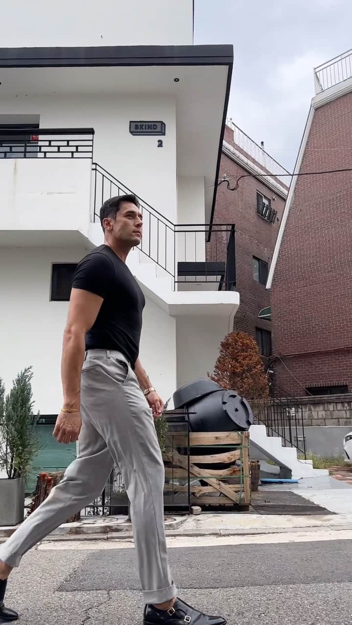 ジュリアン・カンのインスタグラム：「동내 산책 Walking in the hood」