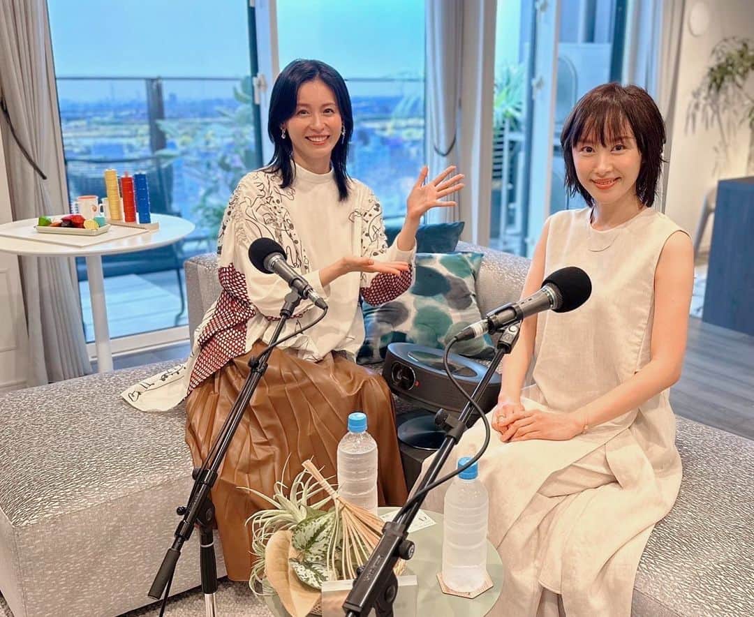 のインスタグラム：「この後18:30〜のTOKYO FM「三菱地所レジデンス Sparkle Life」は、先週に引き続き、いつものリビングを飛び出して 三菱地所レジデンス の松戸マンションギャラリー に  山口もえさん @moe_yamaguchi0611 を  お迎えしてお届けします☺️  ぜひお聴きください✨  . . .  shirt: @inprocess.tokyo  earrings: @goldy.jp  skirt: @stylist'sown」