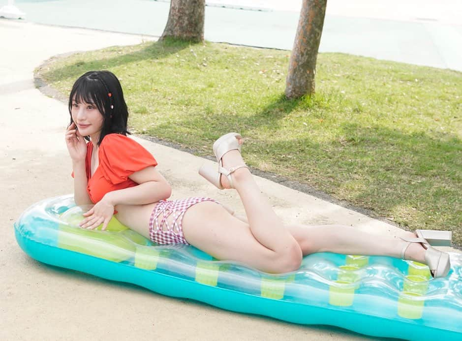 宮島めいのインスタグラム：「近代麻雀水着祭ありがとう⛱️✨  初参加だったけど、とっても楽しかった🥳🥳来てくれたファンのみんなありがとう🥹  みんなからいっぱいパワーもらって最後まで楽しくできた🥰おちりの日焼けはキンマーにきた証🤣  暑い中運営サポートしてくださったスタッフの皆様、ヘアメイクの皆様もありがとうございました！！✨」