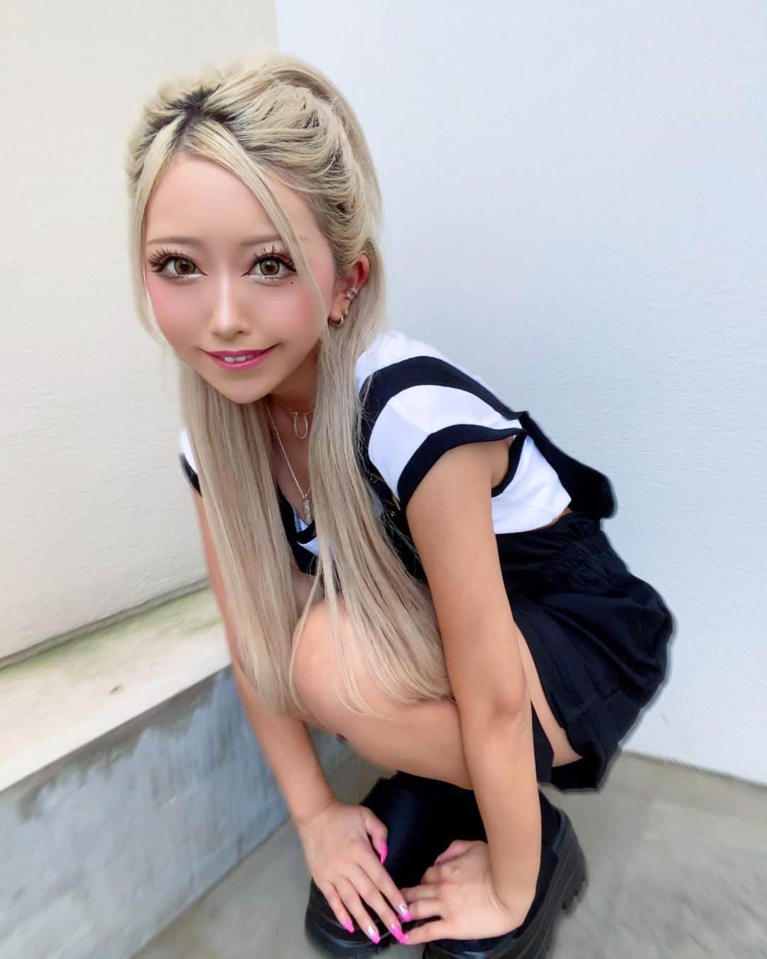 Yukariさんのインスタグラム写真 - (YukariInstagram)「🖤 🖤 🖤 おこんばんはどようび〰️🐈‍⬛𖤐 平日の疲労を回復させました👍🏽❤️‍🩹 まだまた昼間は暑くてむかつく🫠☀️ . 見て！(笑)私しゃがむとめちゃくちゃ 小さくなれます！💡👶🏼(爆笑) 寝る時とかも丸まってるとびっくりされる笑 . そんなのはどうでもよくて洋服がね とってもかわいいんですよね👗🌼 ▶︎▶︎ @maybins_japan ))さんでゲト🫶🏽 . これTシャツとサロペセットなの¨̮♡ セットはコーデが楽ちんで大好き😌💞 中を長袖にしたら秋も着れる🍂₍ ᐢ. ̫ .ᐢ ₎  . あ、さいきんハーフアップにハマってるの 気づいちゃった人いますか？？🫢笑 推しがよくやるからやってます← . . ▶︎▶︎ PR @maybins_japan )) . . #maybins  #maybins_japan  #ブラックコーデ  #モノクロコーデ  #モノトーンコーデ  #黒白コーデ  #白黒コーデ  #白黒マニア  #カジュアルコーデ  #カジュアルファッション  #サロペットコーデ  #サロペット  #サロペットパンツ  #オーバーオールコーデ  #韓国ファッション  #韓国コーデ  #ギャル  #ギャルコーデ  #ぎゃる  #ハーフアップアレンジ  #低身長コーデ  #150cmコーデ  #gal  #gyaru」9月16日 18時11分 - xxsonchanxx