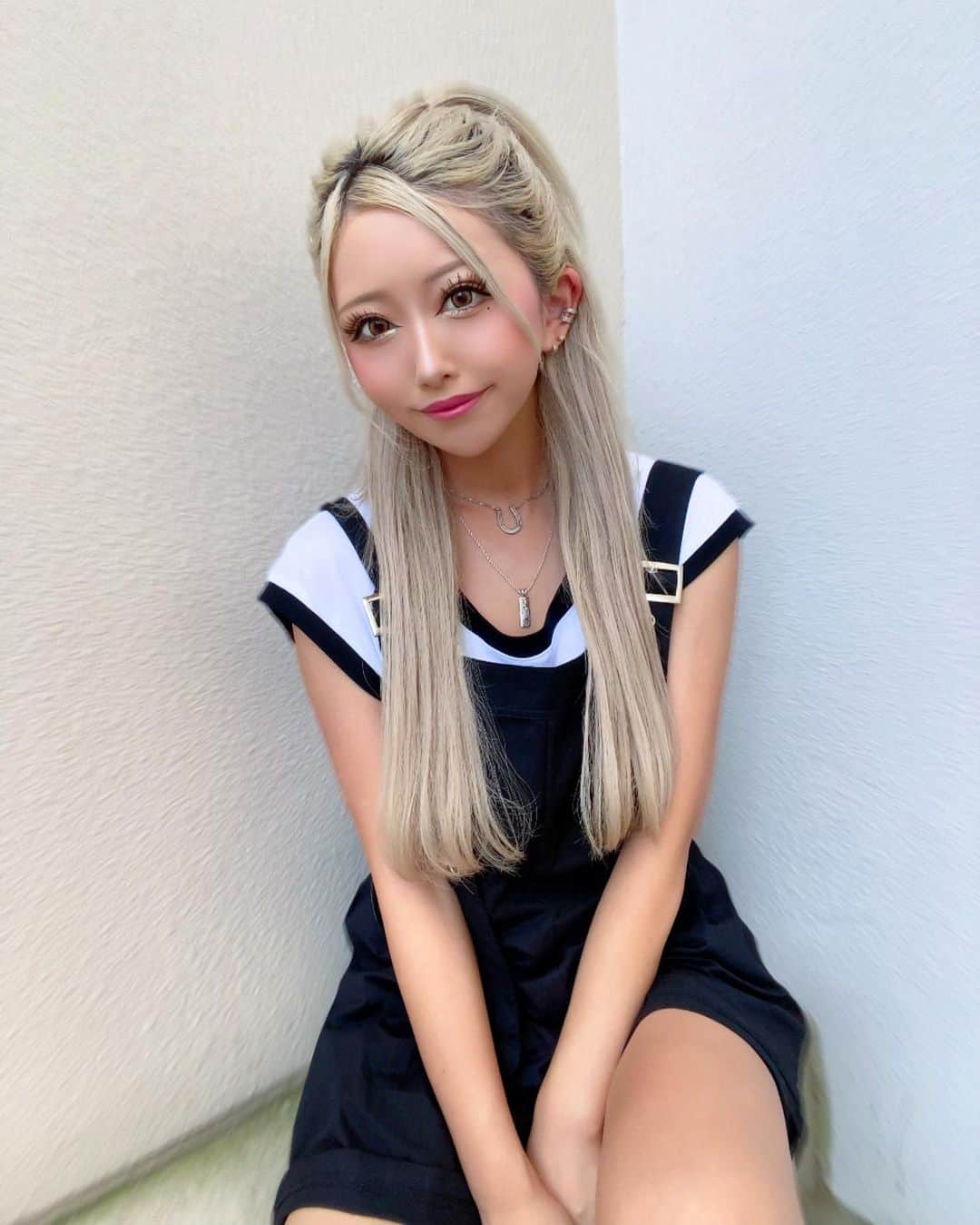Yukariさんのインスタグラム写真 - (YukariInstagram)「🖤 🖤 🖤 おこんばんはどようび〰️🐈‍⬛𖤐 平日の疲労を回復させました👍🏽❤️‍🩹 まだまた昼間は暑くてむかつく🫠☀️ . 見て！(笑)私しゃがむとめちゃくちゃ 小さくなれます！💡👶🏼(爆笑) 寝る時とかも丸まってるとびっくりされる笑 . そんなのはどうでもよくて洋服がね とってもかわいいんですよね👗🌼 ▶︎▶︎ @maybins_japan ))さんでゲト🫶🏽 . これTシャツとサロペセットなの¨̮♡ セットはコーデが楽ちんで大好き😌💞 中を長袖にしたら秋も着れる🍂₍ ᐢ. ̫ .ᐢ ₎  . あ、さいきんハーフアップにハマってるの 気づいちゃった人いますか？？🫢笑 推しがよくやるからやってます← . . ▶︎▶︎ PR @maybins_japan )) . . #maybins  #maybins_japan  #ブラックコーデ  #モノクロコーデ  #モノトーンコーデ  #黒白コーデ  #白黒コーデ  #白黒マニア  #カジュアルコーデ  #カジュアルファッション  #サロペットコーデ  #サロペット  #サロペットパンツ  #オーバーオールコーデ  #韓国ファッション  #韓国コーデ  #ギャル  #ギャルコーデ  #ぎゃる  #ハーフアップアレンジ  #低身長コーデ  #150cmコーデ  #gal  #gyaru」9月16日 18時11分 - xxsonchanxx