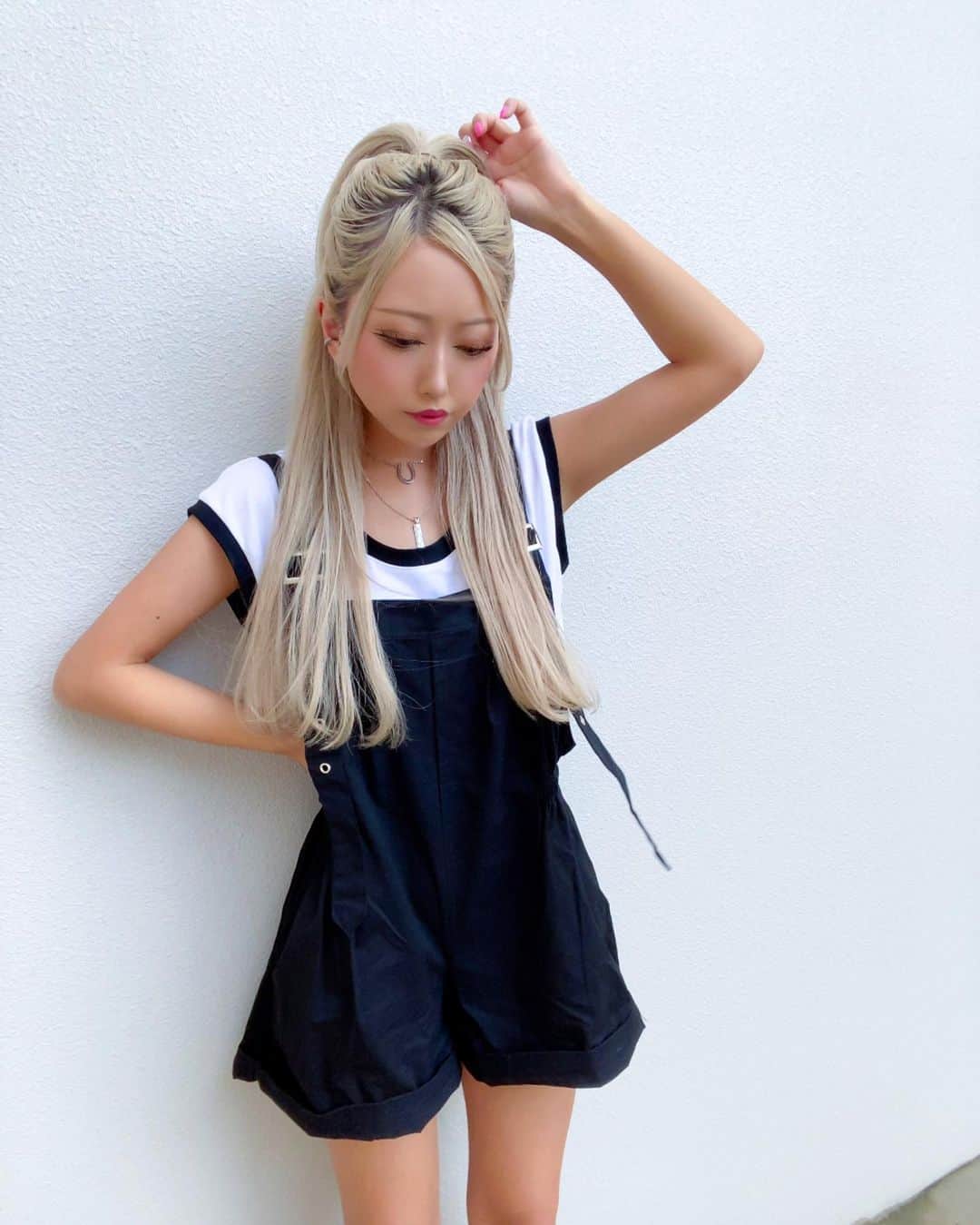 Yukariさんのインスタグラム写真 - (YukariInstagram)「🖤 🖤 🖤 おこんばんはどようび〰️🐈‍⬛𖤐 平日の疲労を回復させました👍🏽❤️‍🩹 まだまた昼間は暑くてむかつく🫠☀️ . 見て！(笑)私しゃがむとめちゃくちゃ 小さくなれます！💡👶🏼(爆笑) 寝る時とかも丸まってるとびっくりされる笑 . そんなのはどうでもよくて洋服がね とってもかわいいんですよね👗🌼 ▶︎▶︎ @maybins_japan ))さんでゲト🫶🏽 . これTシャツとサロペセットなの¨̮♡ セットはコーデが楽ちんで大好き😌💞 中を長袖にしたら秋も着れる🍂₍ ᐢ. ̫ .ᐢ ₎  . あ、さいきんハーフアップにハマってるの 気づいちゃった人いますか？？🫢笑 推しがよくやるからやってます← . . ▶︎▶︎ PR @maybins_japan )) . . #maybins  #maybins_japan  #ブラックコーデ  #モノクロコーデ  #モノトーンコーデ  #黒白コーデ  #白黒コーデ  #白黒マニア  #カジュアルコーデ  #カジュアルファッション  #サロペットコーデ  #サロペット  #サロペットパンツ  #オーバーオールコーデ  #韓国ファッション  #韓国コーデ  #ギャル  #ギャルコーデ  #ぎゃる  #ハーフアップアレンジ  #低身長コーデ  #150cmコーデ  #gal  #gyaru」9月16日 18時11分 - xxsonchanxx