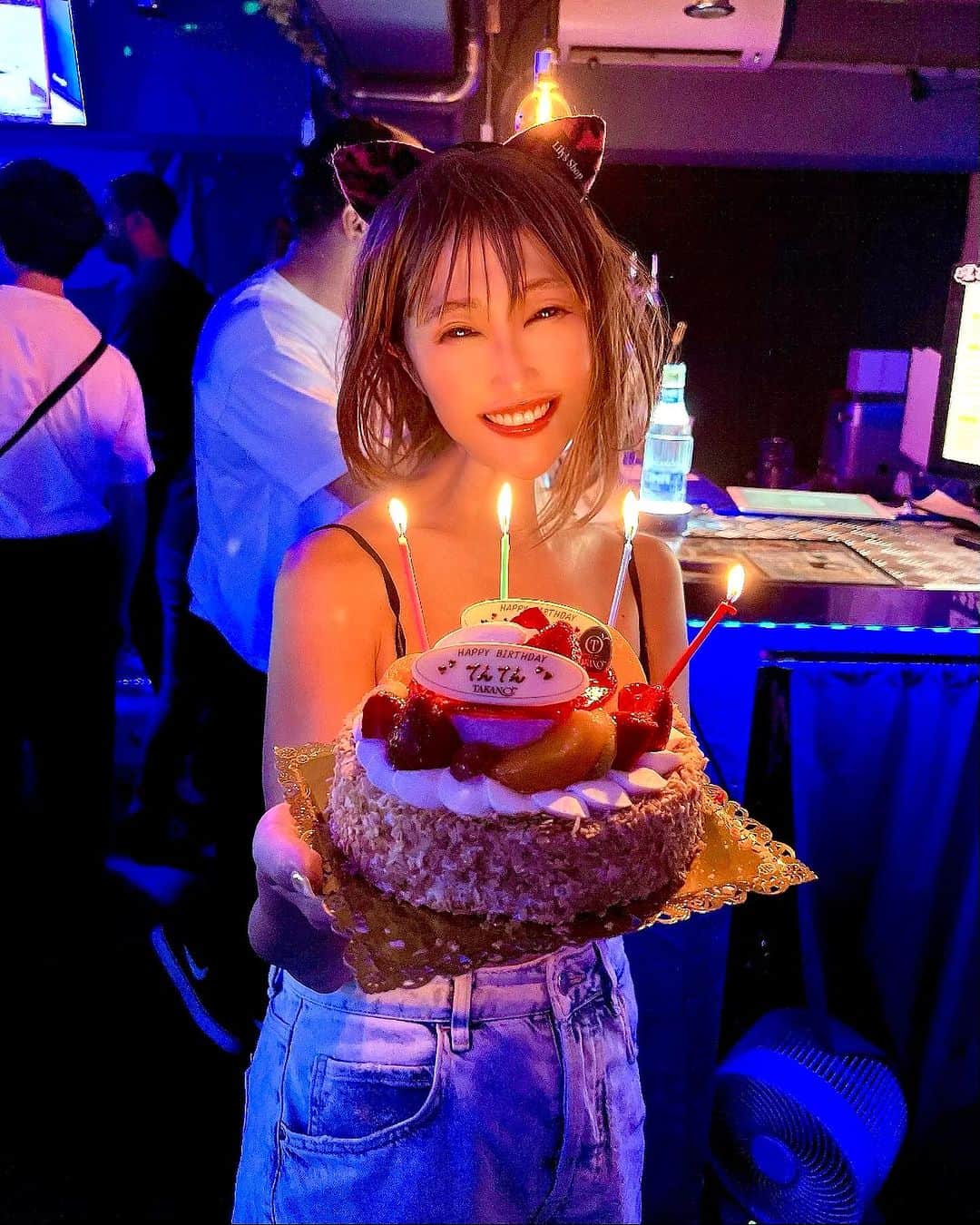 DJ YURINAのインスタグラム：「ご臨終🙏  お祝いしてくれた皆様ありがとうございます❣️ @kazumarley  @kaoru.sawai  @ともくん @まなみ @めばえ @まり みんな❤️ 無事に潰れました❤️ あと今月何回潰れられるかなぁ笑  今日も飲みベ高めに頑張ります💪  #dj #djyurina #birthday」
