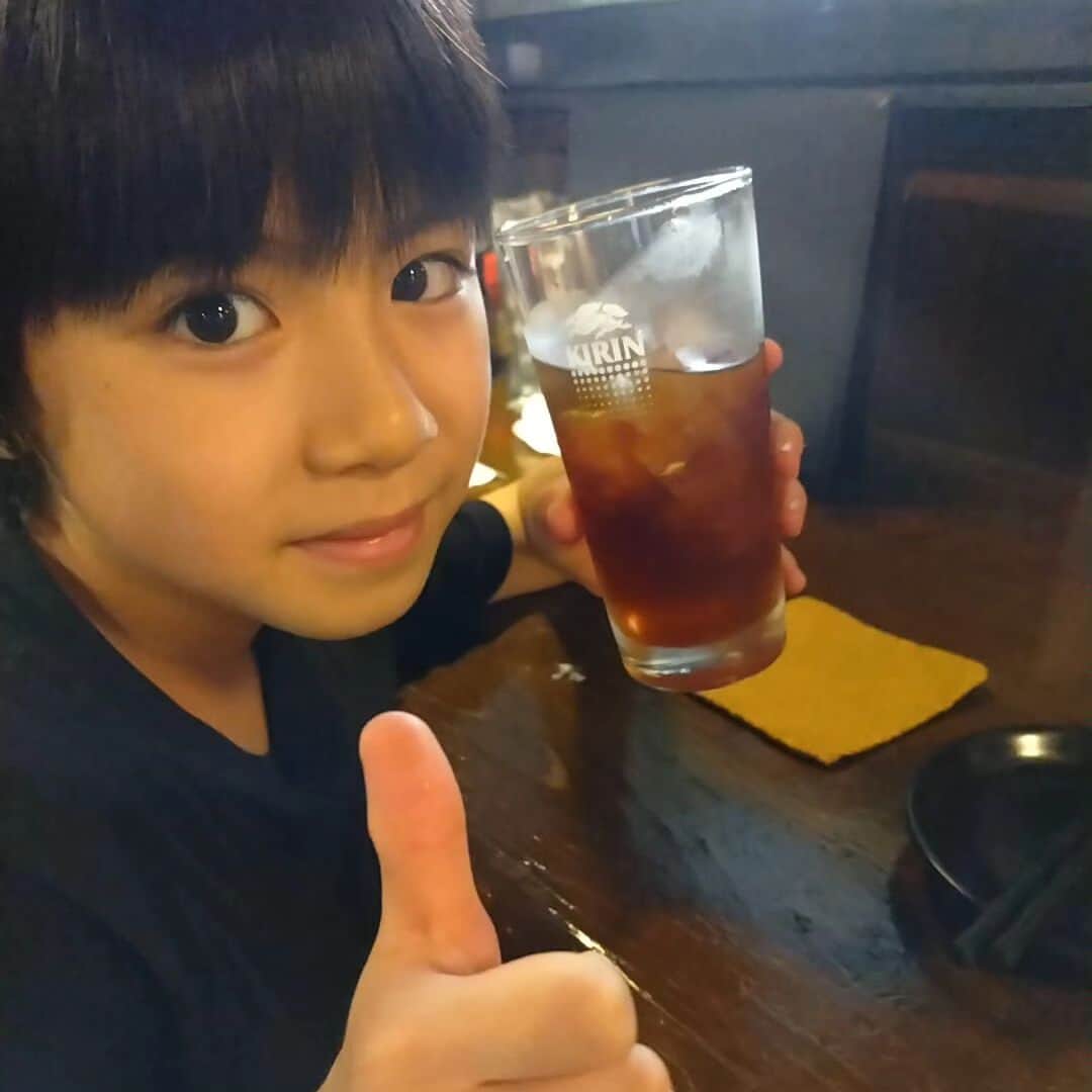 のインスタグラム：「お疲れ様のかんぱーい🍻♥ ウーロン茶で乾杯しました🤭  カウンターのお席に座ると 大人になった気分になれるらしいです✨ ウキウキの綺羅です👦✨  まだまだ暑いけど頑張ります🥰  #三浦綺羅 #大人な気分 #乾杯するのも大好き #疲れも吹っ飛ぶらしいです #子役 #childactor」