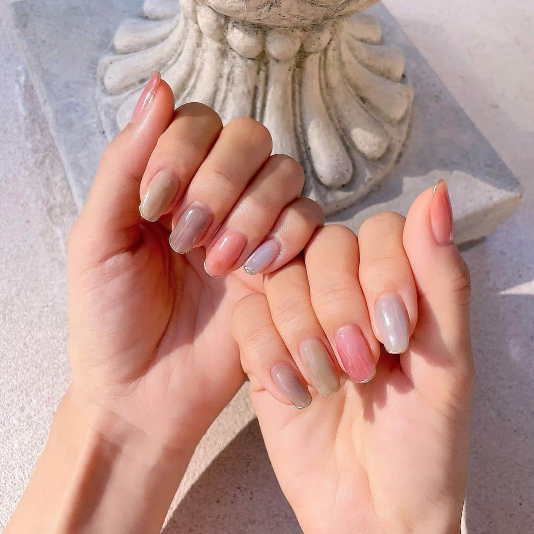 八鍬里美のインスタグラム：「ほんのり秋色なくすみカラーnail🍁  最近スクエアカットのネイルにハマり中🥰 四角くしすぎず角を丸くするのが好き♡♡  #ネイル#lapis#渋谷#くすみカラー」