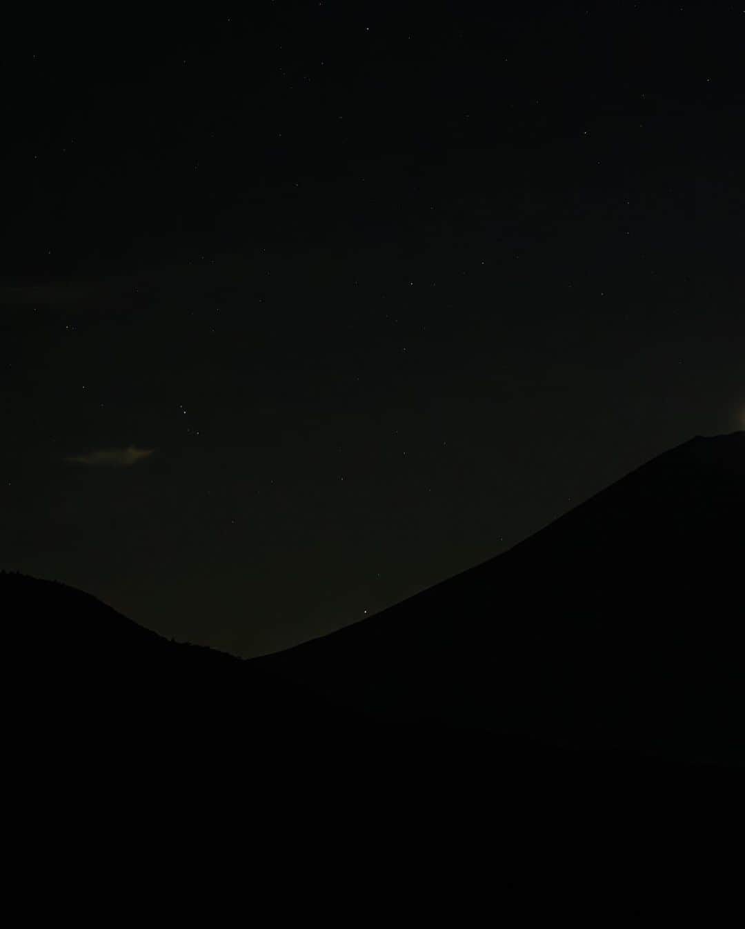 SHOCK EYEさんのインスタグラム写真 - (SHOCK EYEInstagram)「地球照（ちきゅうしょう）といって、地球で跳ね返った太陽の光が月を照らし、本来三日月なら見えないはずの部分がうっすらと光り、 球体として見えるそんな珍しい月。  その月が富士山に重なる超高難度のパール富士をどうにか撮ることができたよ✨✨  もっと明るく撮りたかったけど、、 俺のもってるレンズではこれが限界だった💦 でもどうかな、その凄さ少しでも伝わるかな？  本当に神秘的で、引き込まれるような美しさだったよ✨😊  街灯もない山の中、、 真っ暗な夜には一面、満天の綺麗な星。 それだけでも素晴らしいんだけど、 そこに静かに光る月が富士山の向こう側から上がってきた時、、 少しだけ辺りが明るくなって。。。 マジで言葉を失うくらい綺麗だった。  また是非、レンズを増やして万全の体制で撮りに行きたい！  @riki.tamura  @hashimuki   また是非行きましょうね^ ^  #富士山 #地球照 #パール富士 #地球照パール  #mtfuji」9月16日 18時18分 - shockeye_official