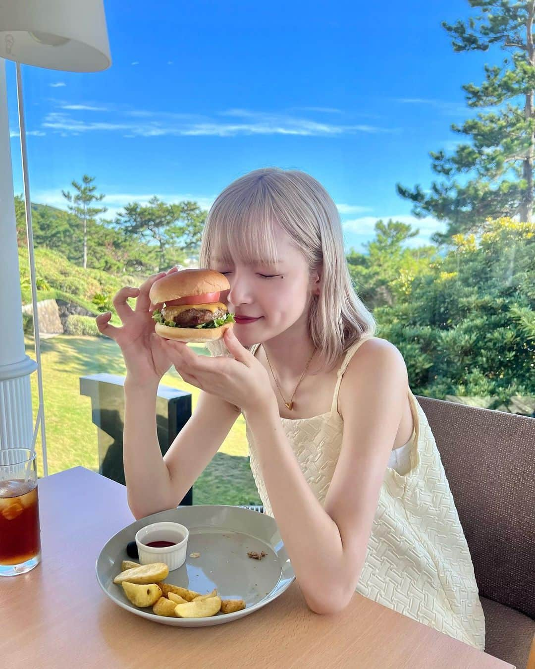 志村美希のインスタグラム：「ロッテリアの月見バーガー食べたい🍔」