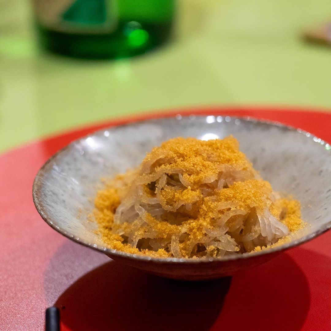 武井義明さんのインスタグラム写真 - (武井義明Instagram)「食品アレルギー対応をしてくれて感謝！　引け目を感じず完食。美味しかったなあ。  Shokudo Todaka is a kappo izakaya (Japanese-style restaurant) that occupies a bar with only a counter in a small building in Gotanda. The menu is creative Japanese cuisine, but everything is always delicious, seasonally and always. Moreover, they serve all-you-can-drink sake.  #leica_photos #leicaphoto #leicaphotography #leicasl #leicasl601 #foodphotography」9月16日 18時22分 - bebechef