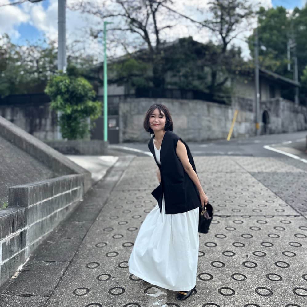 のインスタグラム：「. まだまだ真夏と変わらない暑さやけどベストを➕すると 季節の変わり目に即対応出来るの、やっぱりベスト使える！って思う瞬間👍  @sai.official.2021 のベストは後ろのフリルが可愛いのと めっちゃ軽いのだよ🫶  #fashion #ootd #sai #sai_madeinjapan #sai_official_2021 #saiの人 #40代 #40代コーデ #40代ファッション #ママコーデ #ママファッション #いつたけ #itutake」