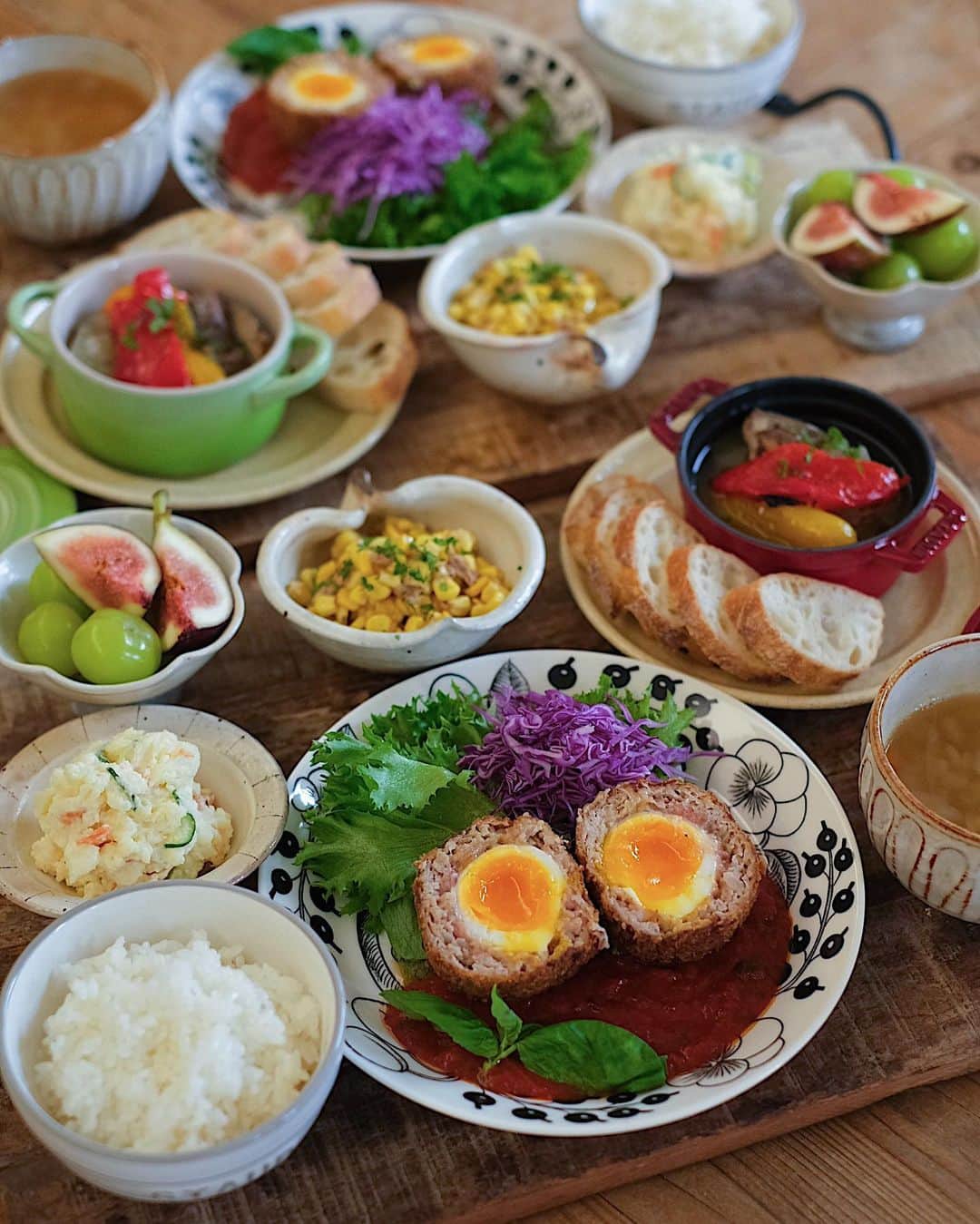 YASUKO TAKESUEのインスタグラム：「. こんばんは😊💕. 投稿しそびれたご飯 先週 長女が帰省した時に作ったご飯✨ . . ⭐️スコッチエッグ(トマトバジルソース) ⭐️冬瓜と鯖とパプリカのアヒージョ ⭐️ポテサラ ⭐️コーンバター ⭐️コンソメスープ ⭐️フルーツ . .  #晩ごはん#晩御飯#晩ご飯#夜ごはん#よるごはん#夕食#おうちご飯#うちご飯#おうちご飯lover#おうちご飯記録#食卓#手料理#手作りご飯#料理写真#器好き#器集め#献立#food#foodpic#foodstagram#foodphotography#followme#instagood」