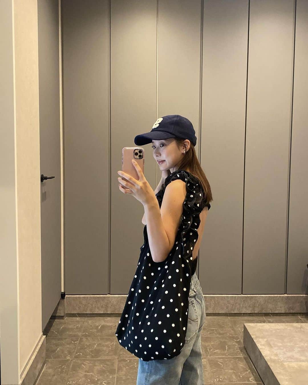 ᴱᴸᵞのインスタグラム：「🎱✨🖤 ブラックを愛用してて使い勝手が良いので 新しく出たドットも追加。 コーデのポイントにもなって良きです✌🏻  いつも小さめバッグが多いから 荷物が増えた時に重宝してる。 たまにマザーズバッグとしても👶🏼 めっちゃ入るよ〜✨✨ｵｽｽﾒ ‼︎ @nostalgia_jp」