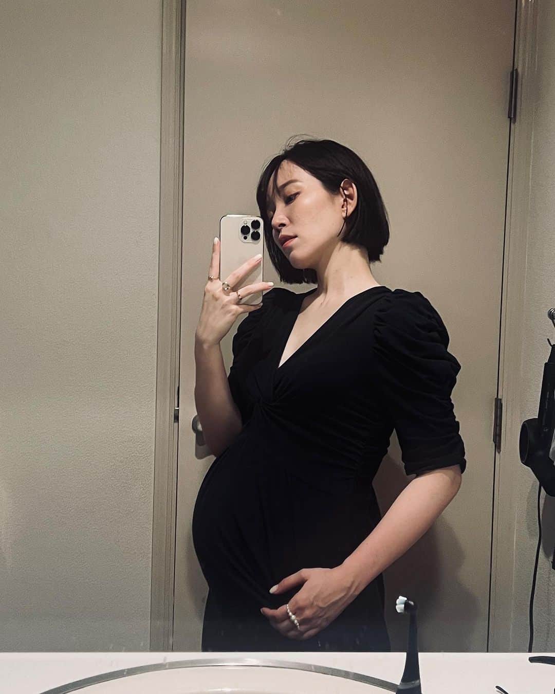 本島彩帆里のインスタグラム：「＋9〜10キロ。 昨日の帰宅後の写真です。ぼさぼさ。 顔と頭皮だけは徹底的にほぐしてるので体重増えた割には、顔にはそんなにでてないかも…？🤔(ちゃんと身体にはついてる)  服はおんなじワンピースばっかり着回しているので…メイク楽しんでます…今日もメイク動画撮ったので載せたいきもち🥳  #ワンピース#妊娠後期#妊婦#妊婦コーデ #メイク好き#メイク#ボブ#ショートボブ#マタニティ#セルフケア」