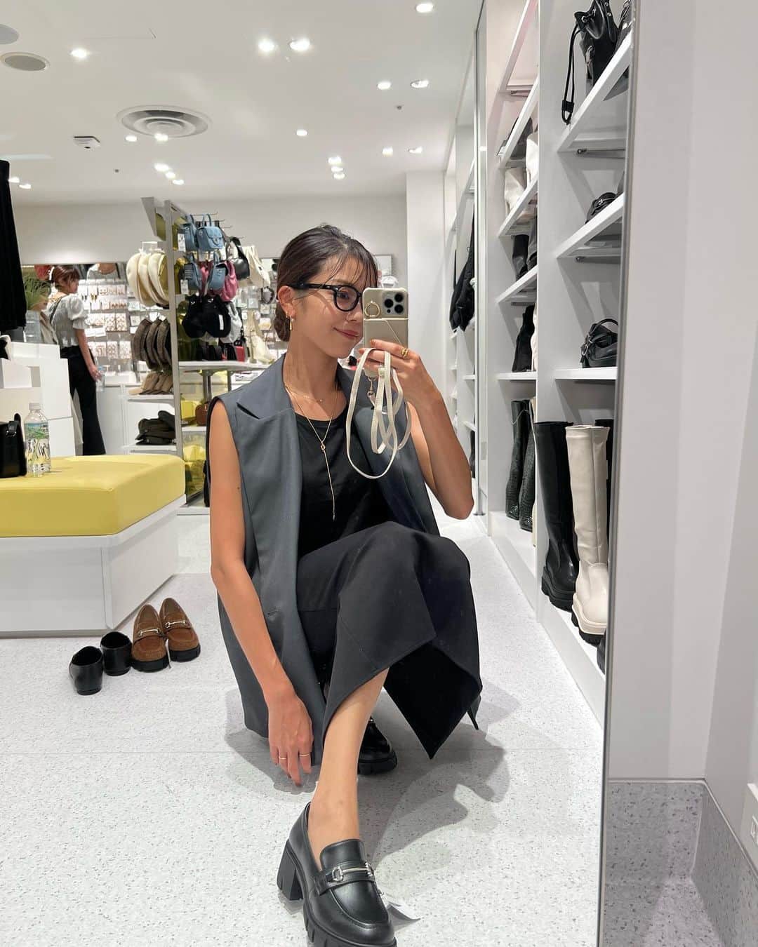 安田華乃のインスタグラム：「FOREVER21が日本に再上陸っ 9/15ジョイナス横浜店にグランドオープン✨  店舗でゆっくり試着するひとりの時間が 久しぶりすぎて最高でした！  プチプラで買いすぎてしまった🧡🤩  #PR #FOREVER21 #ショッピング #試着室 #メガネ女子 #伊達メガネ」