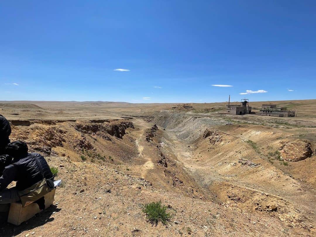 VIVANTさんのインスタグラム写真 - (VIVANTInstagram)「⋱🐈‍⬛#𝐕𝐈𝐕𝐀𝐍𝐓ep9 裏話📸 ⋰   モンゴルにある本物のフローライトの鉱山の跡地にて、地割れした地面を撮影させていただきました🎥  街を離れると携帯の電波がないため、衛星電話を繋ぎ、次のロケ地の状況を確認していました🚗  🔴#𝐕𝐈𝐕𝐀𝐍𝐓 最終回 明日よる𝟗時𝟕𝟗分𝐒𝐏⚫️」9月16日 18時32分 - tbs_vivant