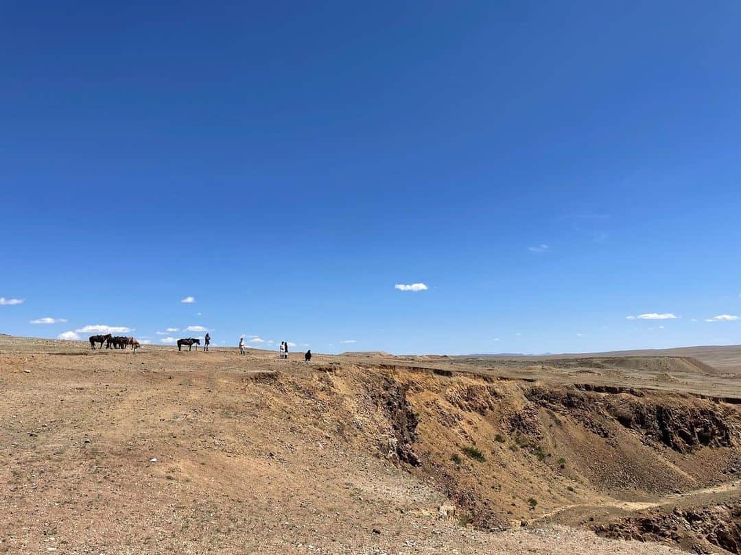 VIVANTのインスタグラム：「⋱🐈‍⬛#𝐕𝐈𝐕𝐀𝐍𝐓ep9 裏話📸 ⋰   モンゴルにある本物のフローライトの鉱山の跡地にて、地割れした地面を撮影させていただきました🎥  街を離れると携帯の電波がないため、衛星電話を繋ぎ、次のロケ地の状況を確認していました🚗  🔴#𝐕𝐈𝐕𝐀𝐍𝐓 最終回 明日よる𝟗時𝟕𝟗分𝐒𝐏⚫️」